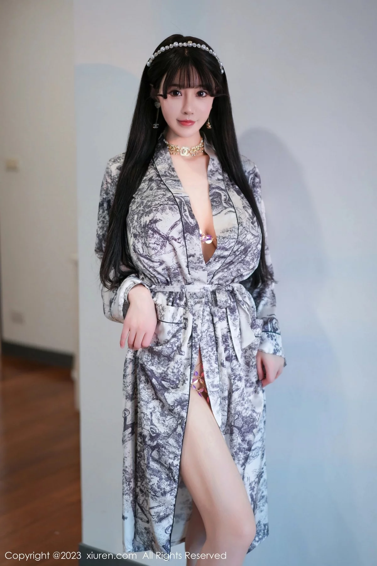 女神朱可儿Flora脱灰色睡袍露性感花色内衣秀丰满身材诱惑写真70P-第1章-图片2