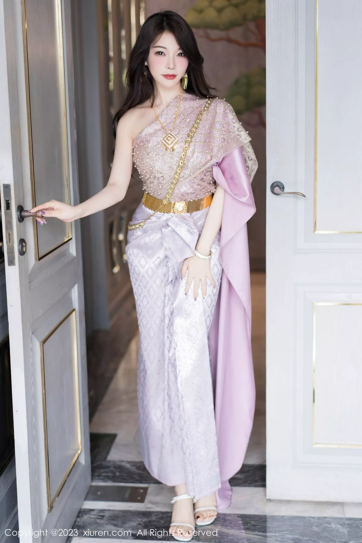 女神徐莉芝Booty户外性感暖灰色服饰半脱秀曼妙身姿诱惑写真66P-第1章-图片1