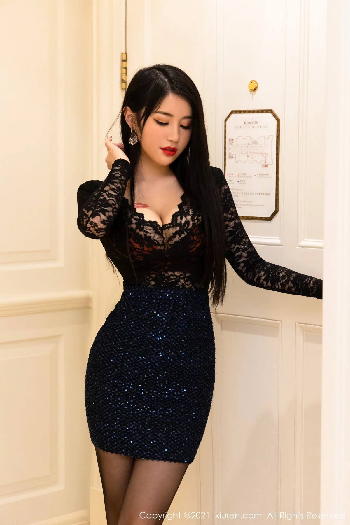 模特美七Mia黑色缕空服饰配黑丝裤袜半脱秀丰满身材诱惑写真78P-第1章-图片1