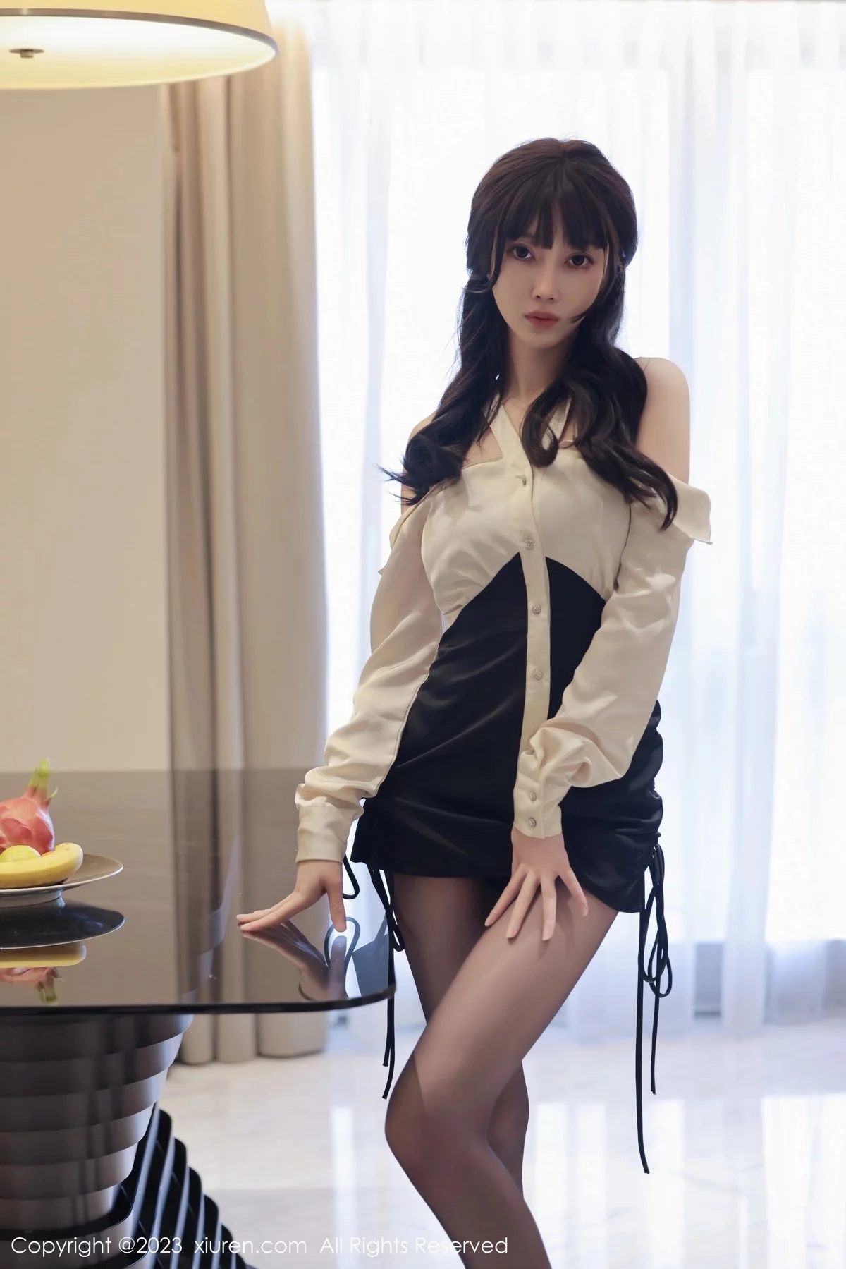 模特玥儿玥er性感浅色上衣配黑色短裙露超薄黑丝惹火诱惑写真68P-第1章-图片1