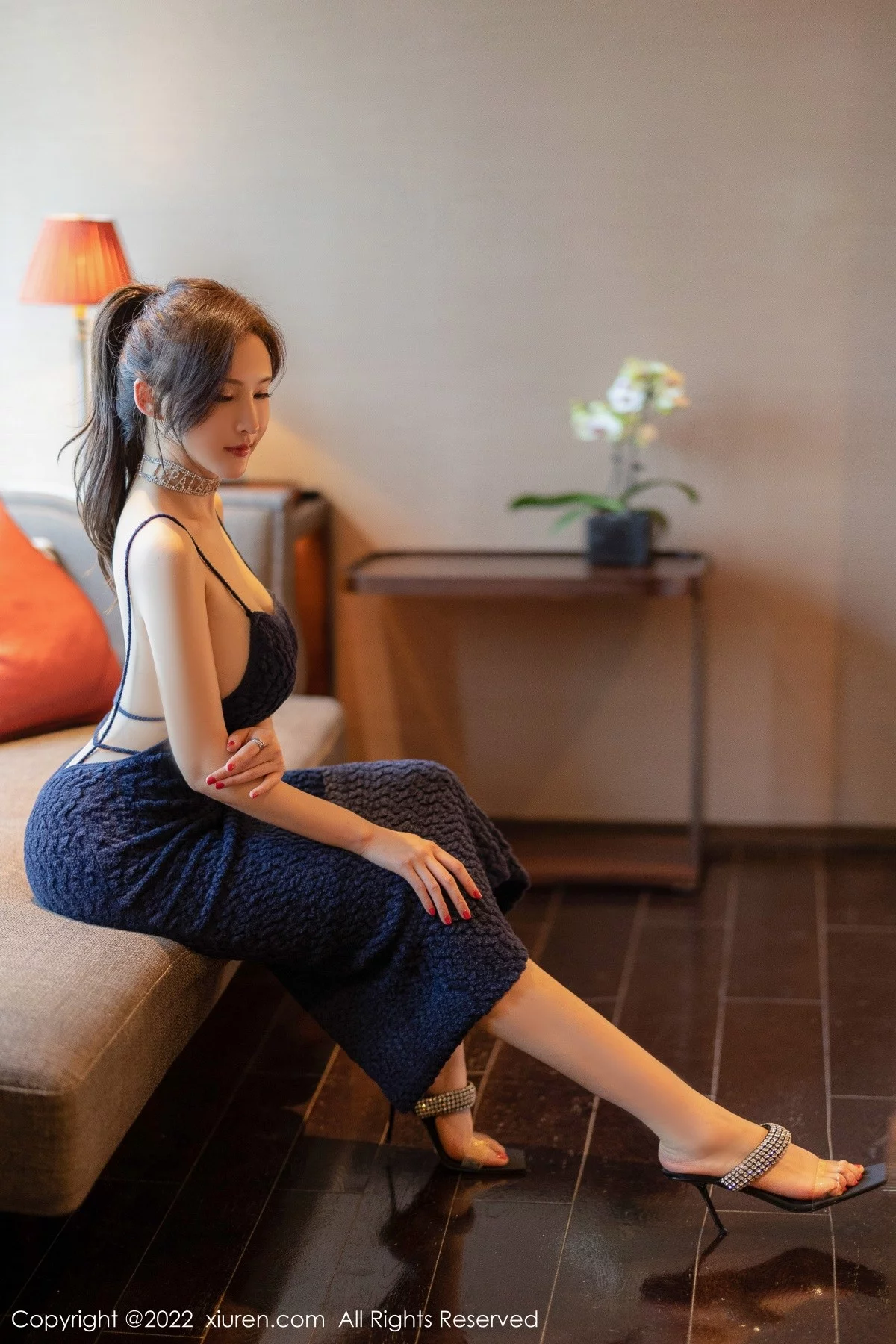 女神奶瓶土肥圆私房性感深蓝吊带长裙秀凹凸身材完美诱惑写真60P-第3章-图片3