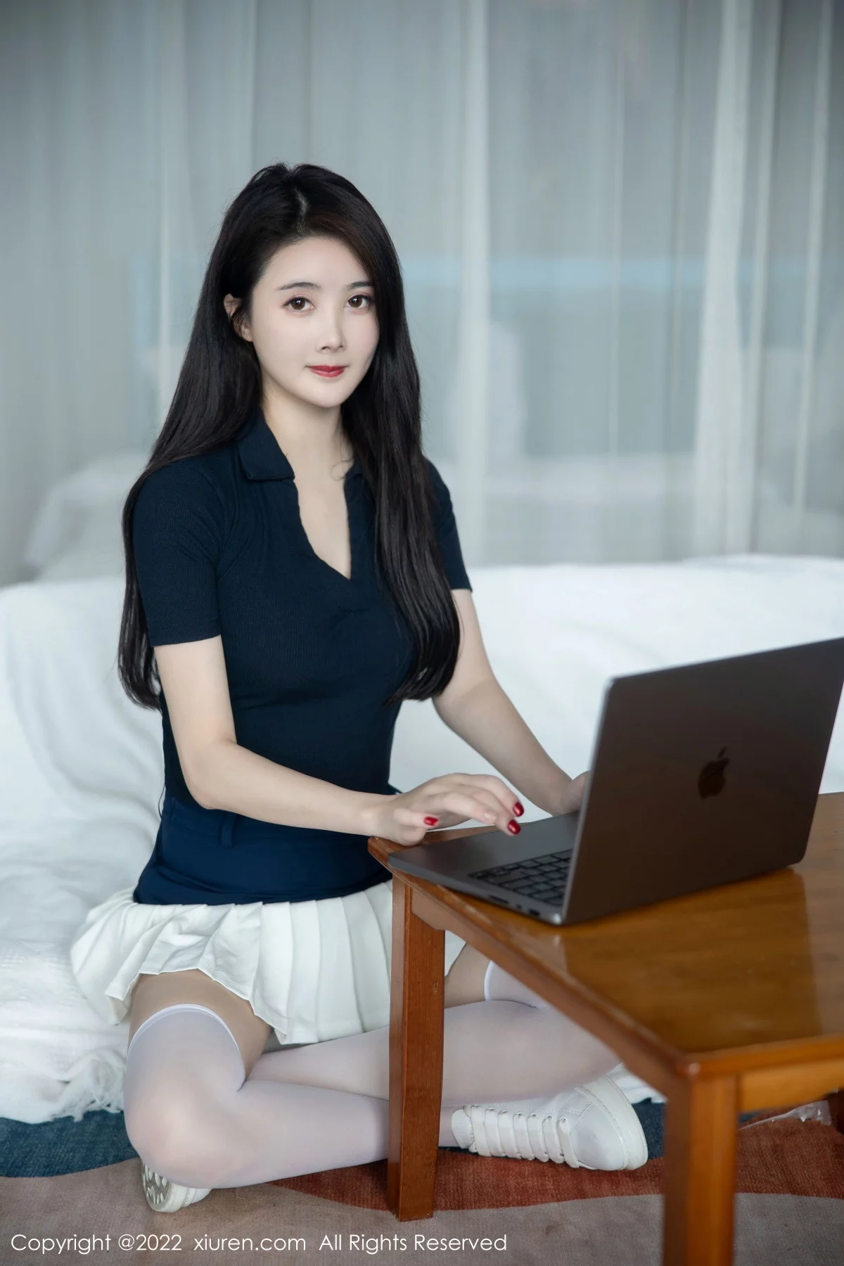 模特Summer宝宝深色上衣配白短裙露性感粉色蕾丝内衣诱惑写真54P-第1章-图片1