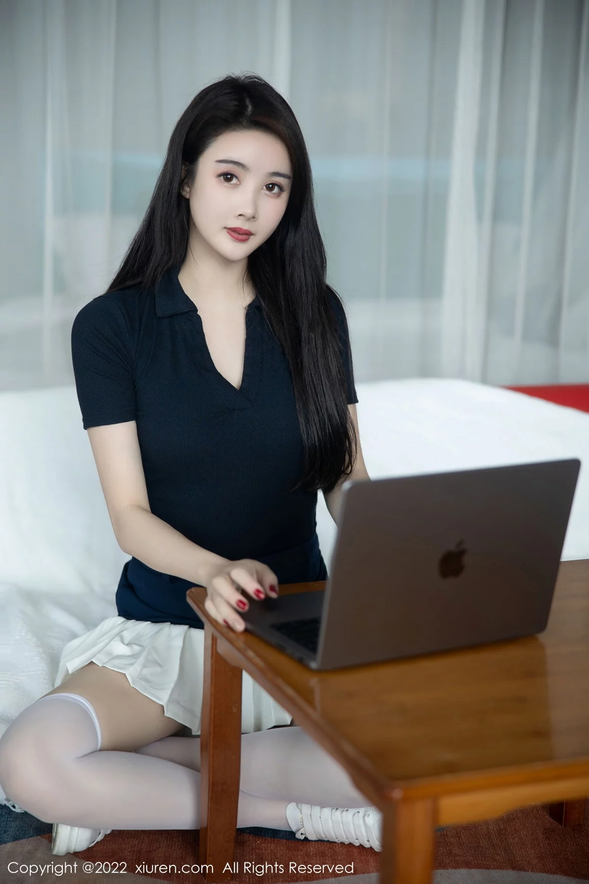 模特Summer宝宝深色上衣配白短裙露性感粉色蕾丝内衣诱惑写真54P-第1章-图片2