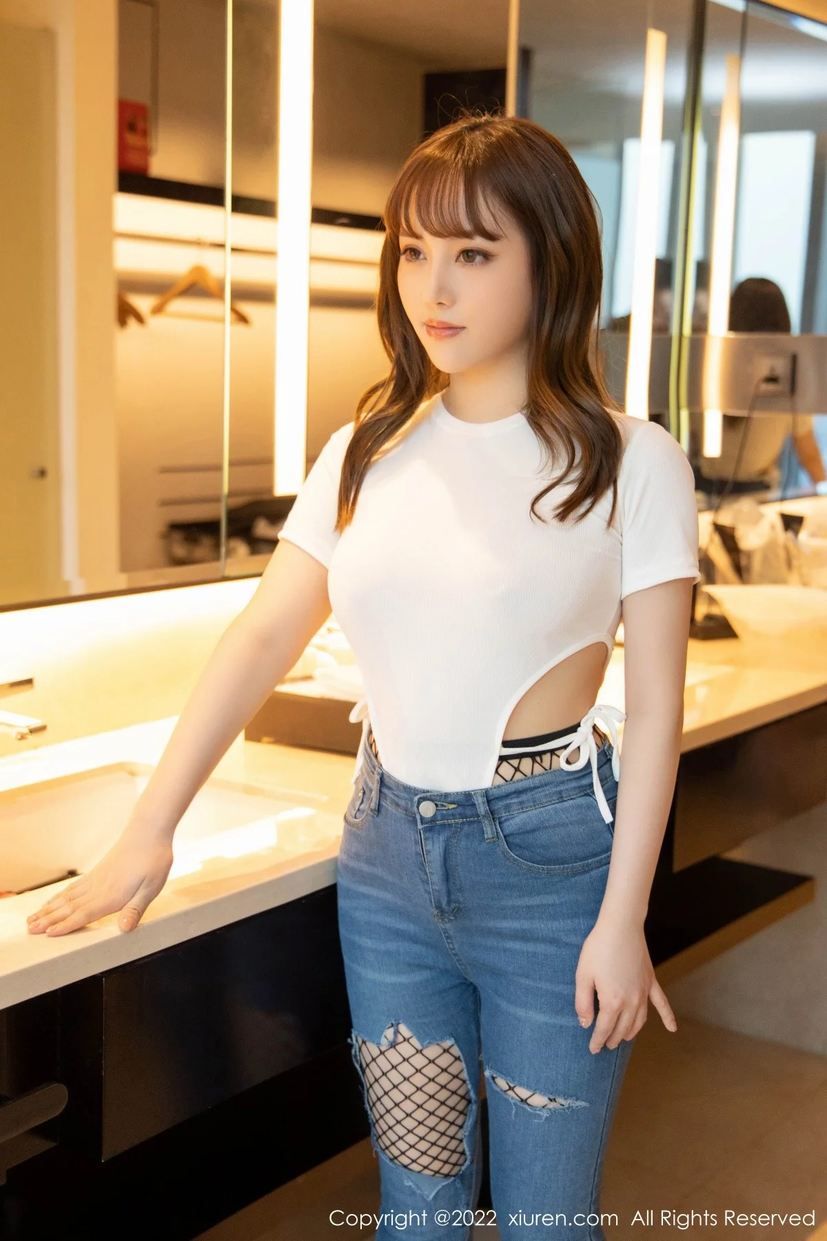 模特豆瓣酱私房脱牛仔裤露白色连体衣配黑丝网袜秀翘臀诱惑写真78P-第1章-图片1