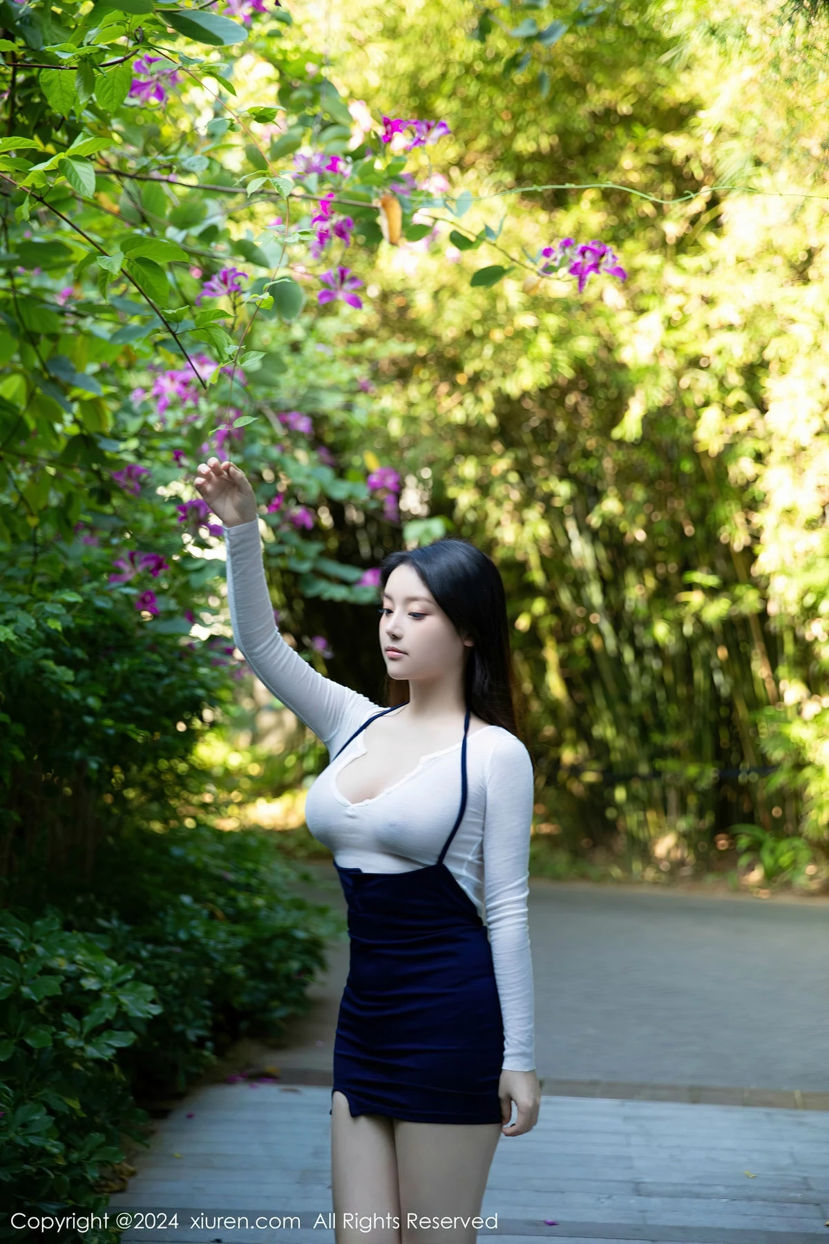 模特豆瓣酱户外场景性感轻透白色上衣秀丰满身材撩人诱惑写真82P-第1章-图片1