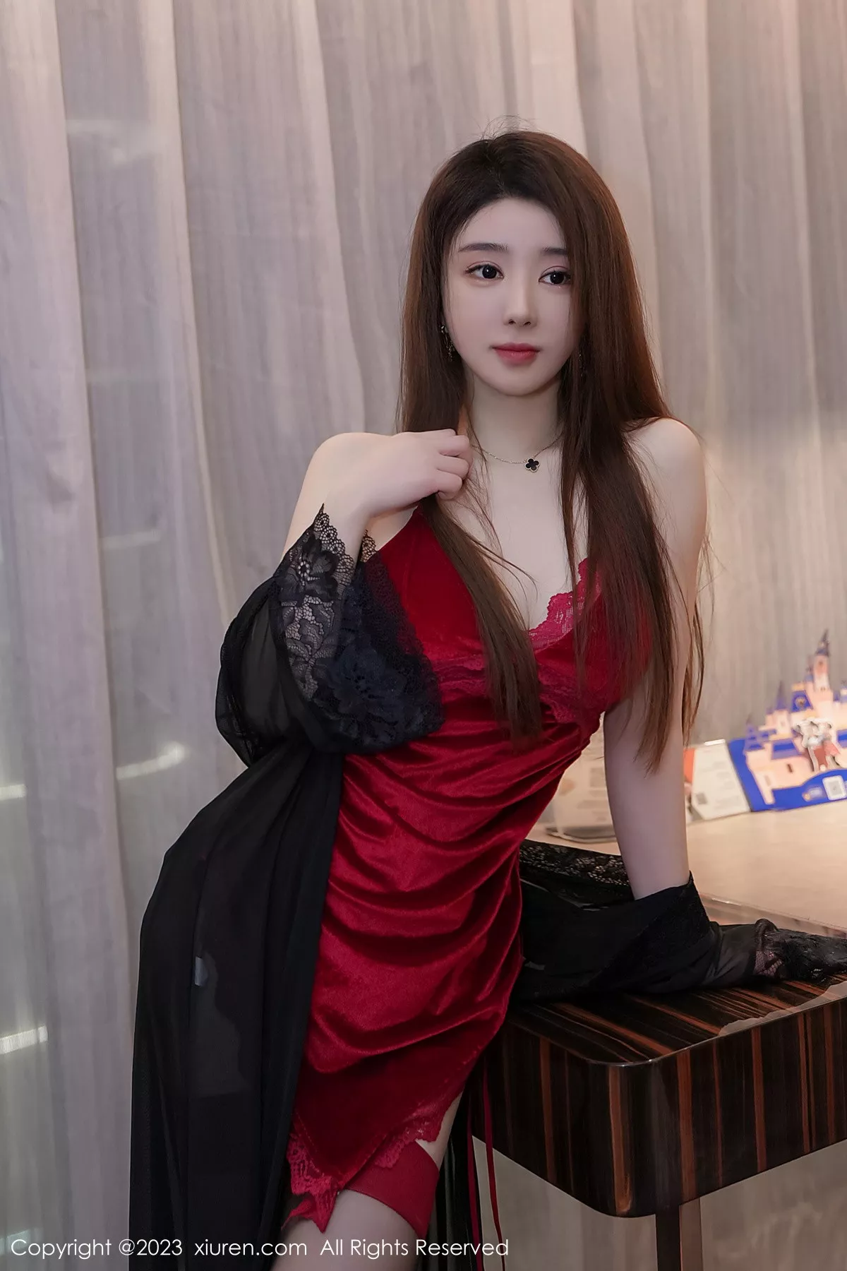 模特雨儿baby性感红色吊带睡裙配黑丝吊袜秀丰腴身材诱惑写真59P-第1章-图片2