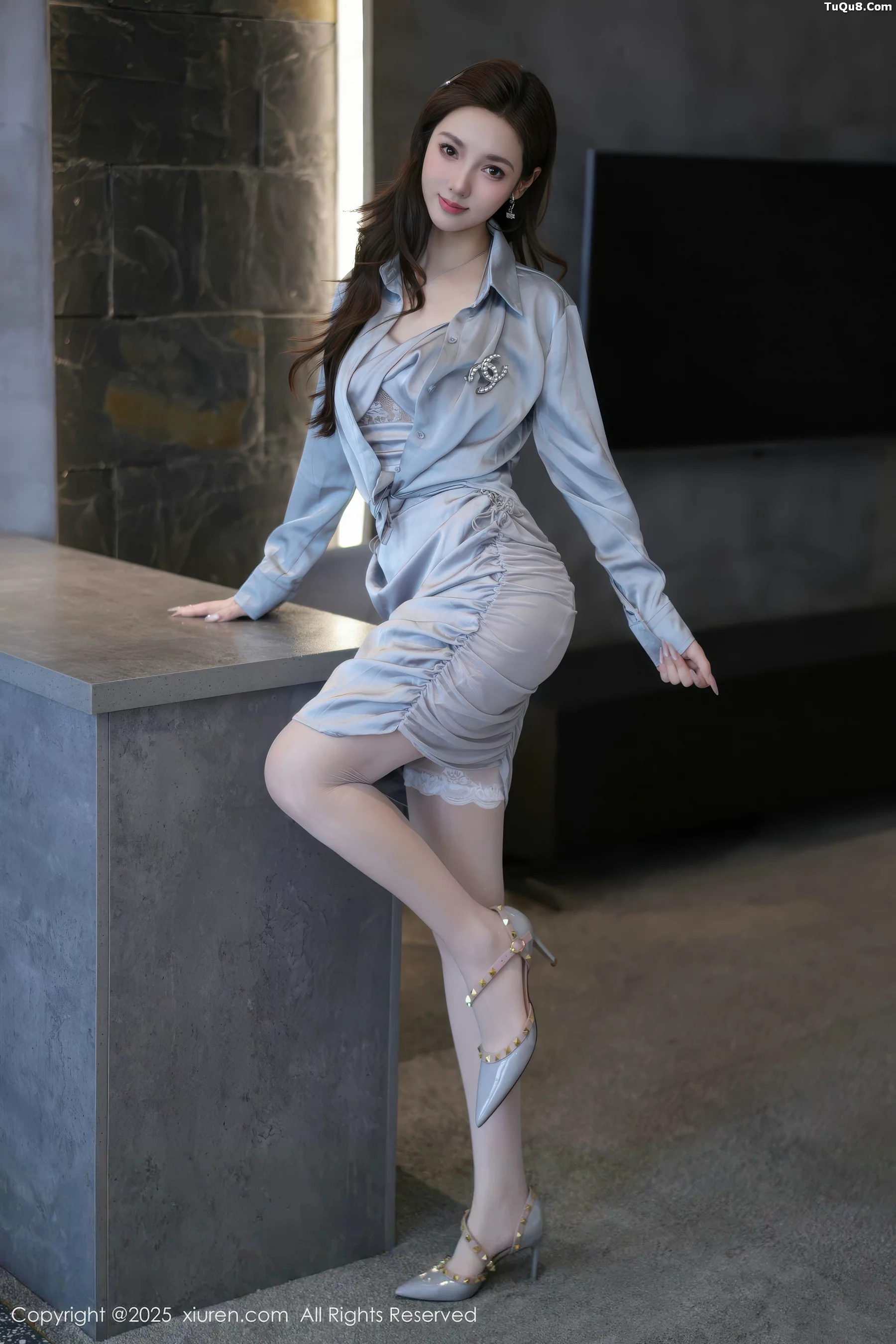 模特Twins-桃桃性感浅色连衣短裙配白丝吊袜秀曼妙身姿诱惑写真70P-第1章-图片2