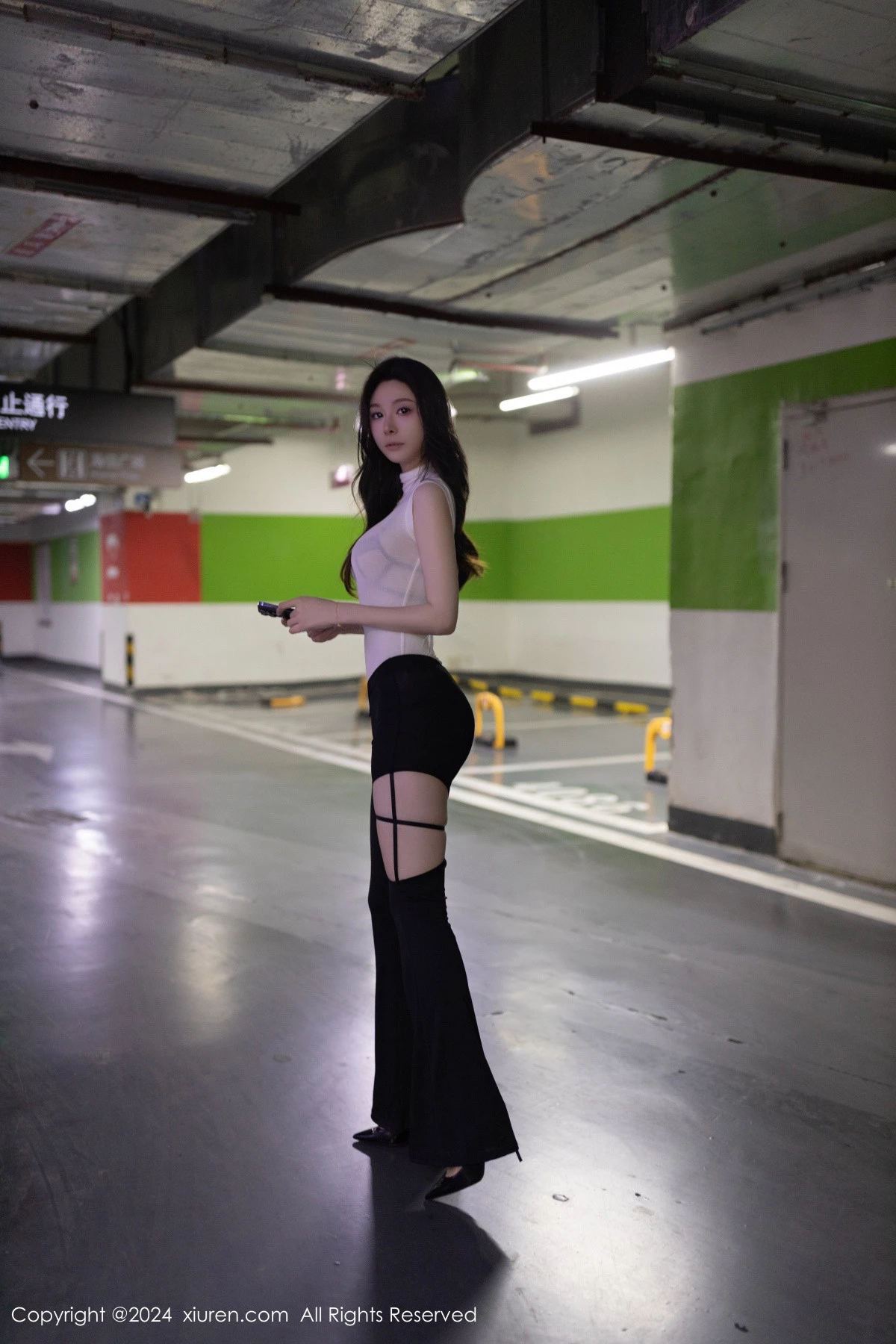 模特小逗逗性感白色上衣配紧身长裤半脱秀曼妙身姿撩人诱惑写真80P-第1章-图片1