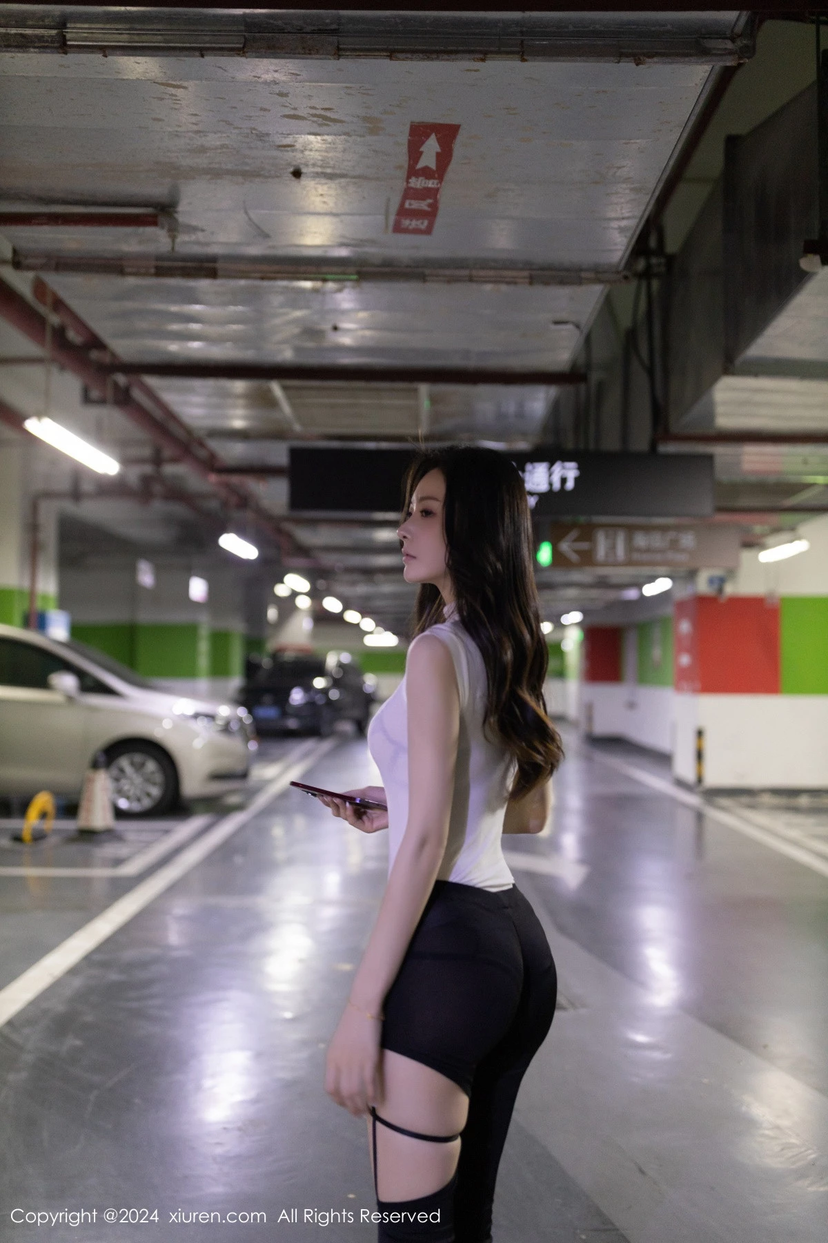 模特小逗逗性感白色上衣配紧身长裤半脱秀曼妙身姿撩人诱惑写真80P-第1章-图片2