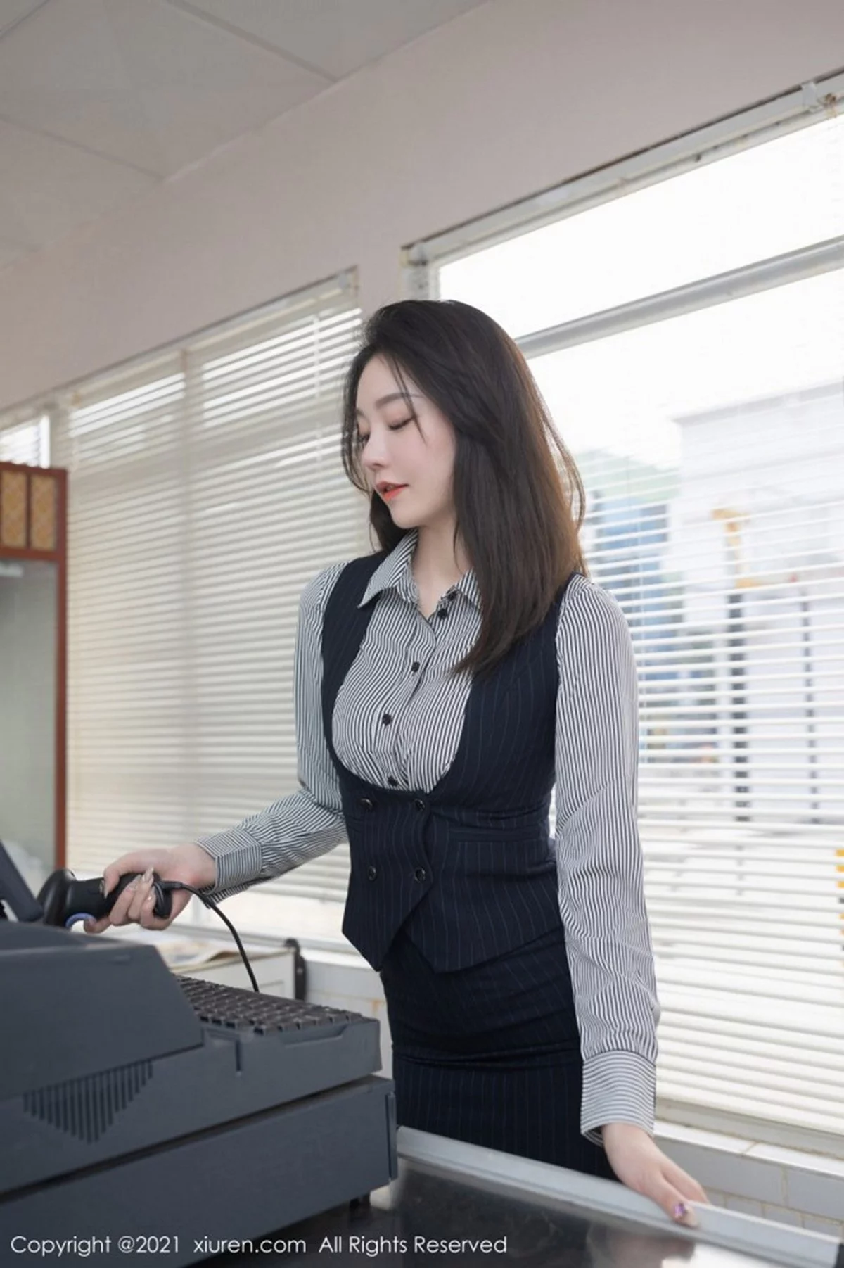 嫩模安然Maleah便利店职员主题脱条纹衬衫露蕾丝内衣完美诱惑写真75P-第1章-图片1