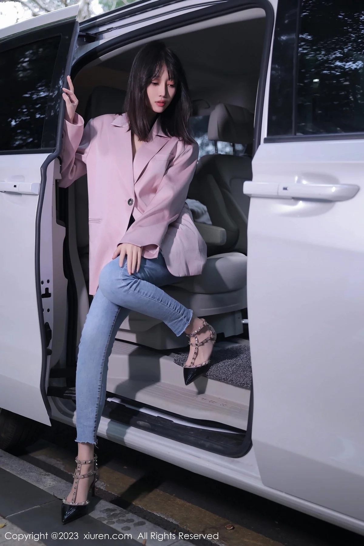 模特玥儿玥er万宁旅拍粉灰色上衣配牛仔裤露白色内衣诱惑写真55P-第1章-图片1