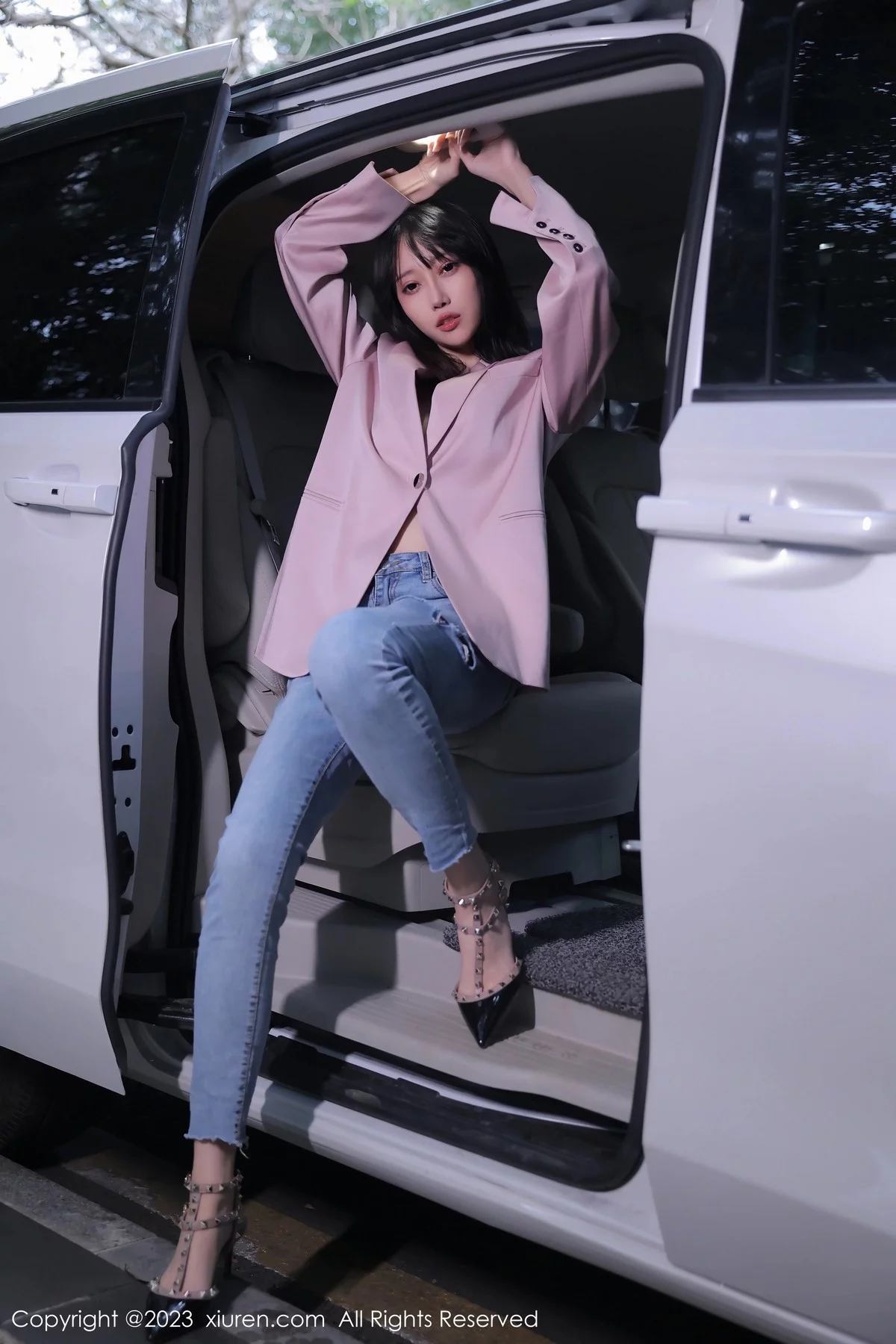 模特玥儿玥er万宁旅拍粉灰色上衣配牛仔裤露白色内衣诱惑写真55P-第1章-图片3