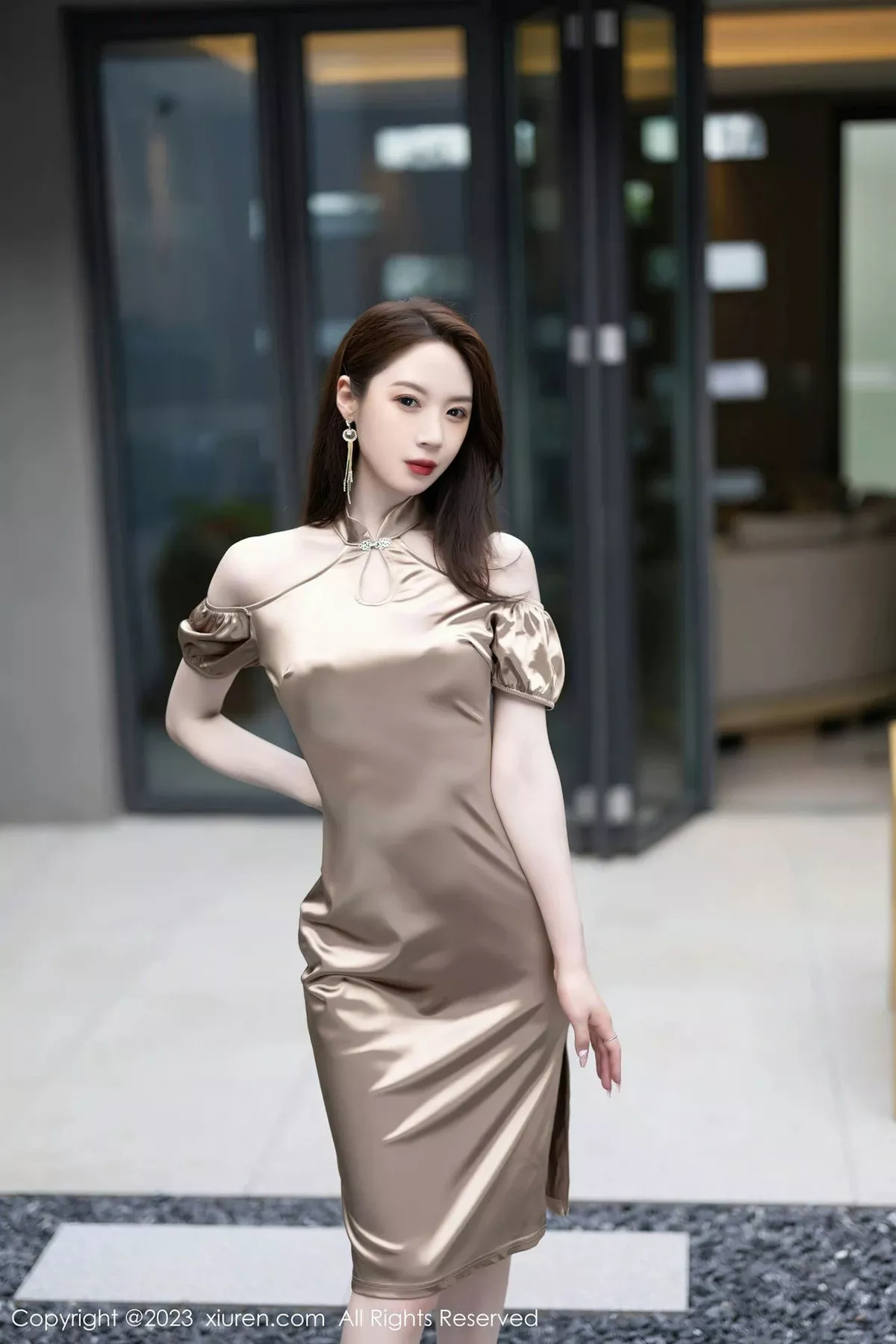 模特梦心玥驼色连衣裙露性感黑色蕾丝内衣配黑丝吊袜诱惑写真80P-第1章-图片2