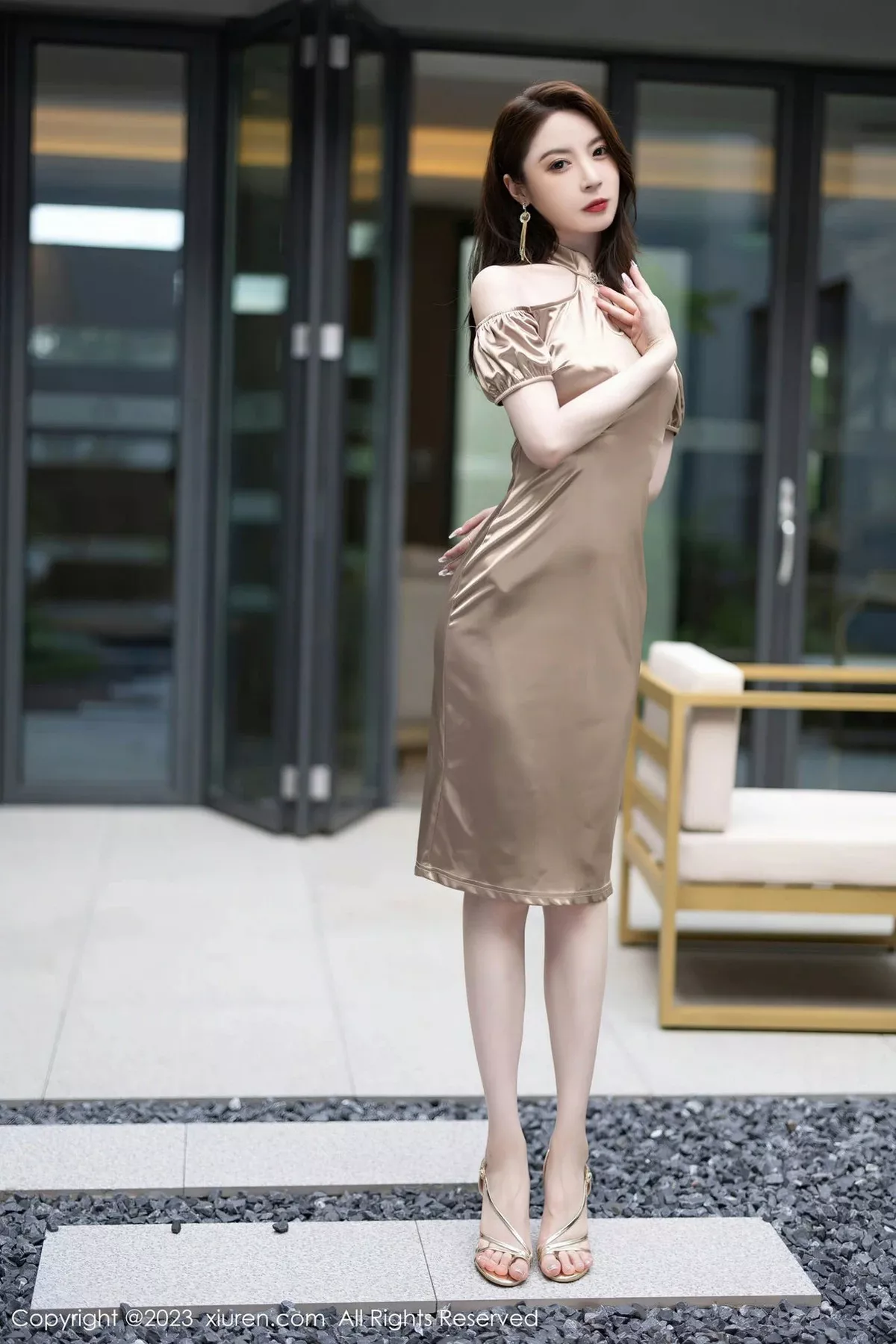 模特梦心玥驼色连衣裙露性感黑色蕾丝内衣配黑丝吊袜诱惑写真80P-第1章-图片3