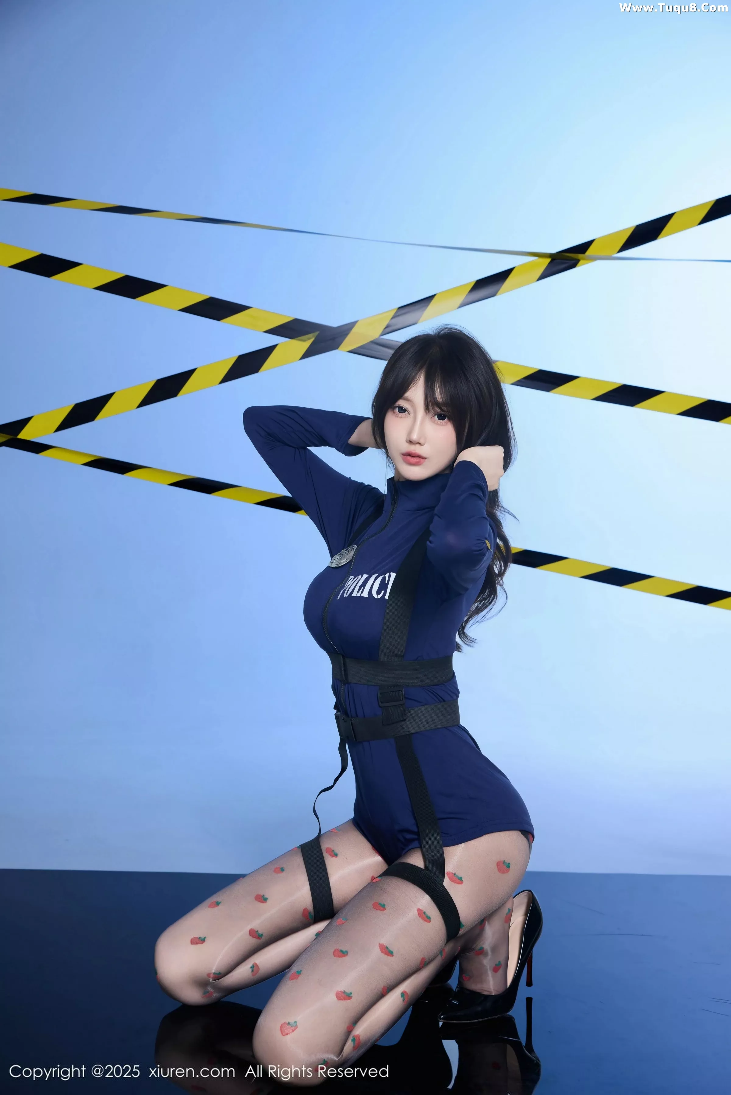 模特玥儿玥er性感制服配草莓黑丝+胶带裹身秀曼妙身姿诱惑写真68P-第1章-图片1