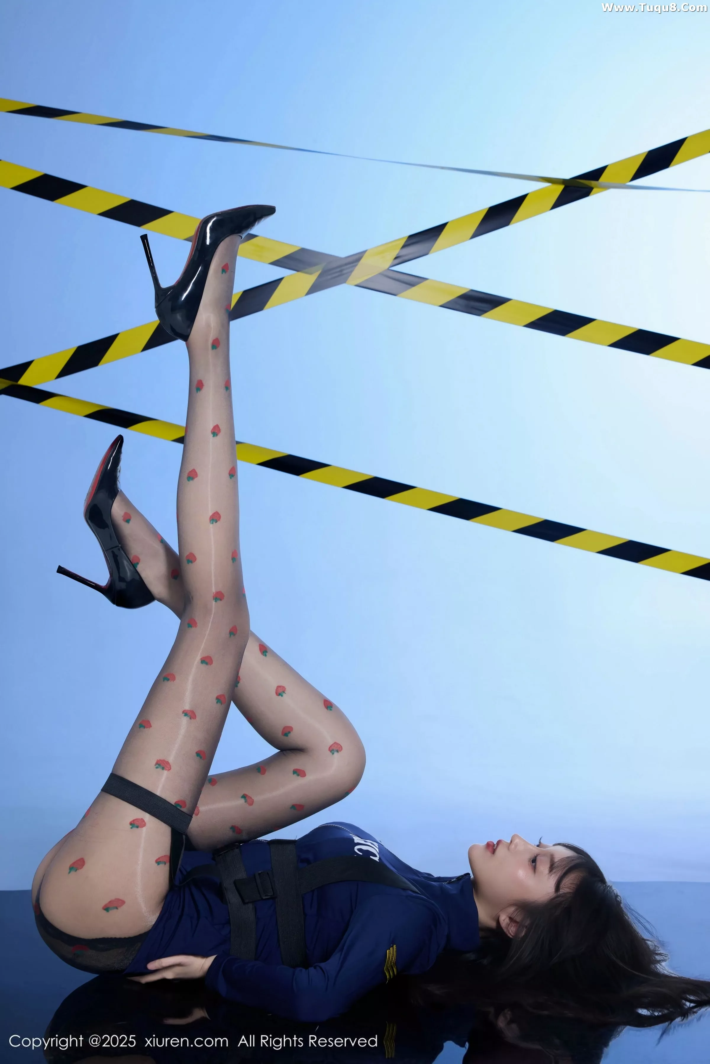 模特玥儿玥er性感制服配草莓黑丝+胶带裹身秀曼妙身姿诱惑写真68P-第1章-图片4