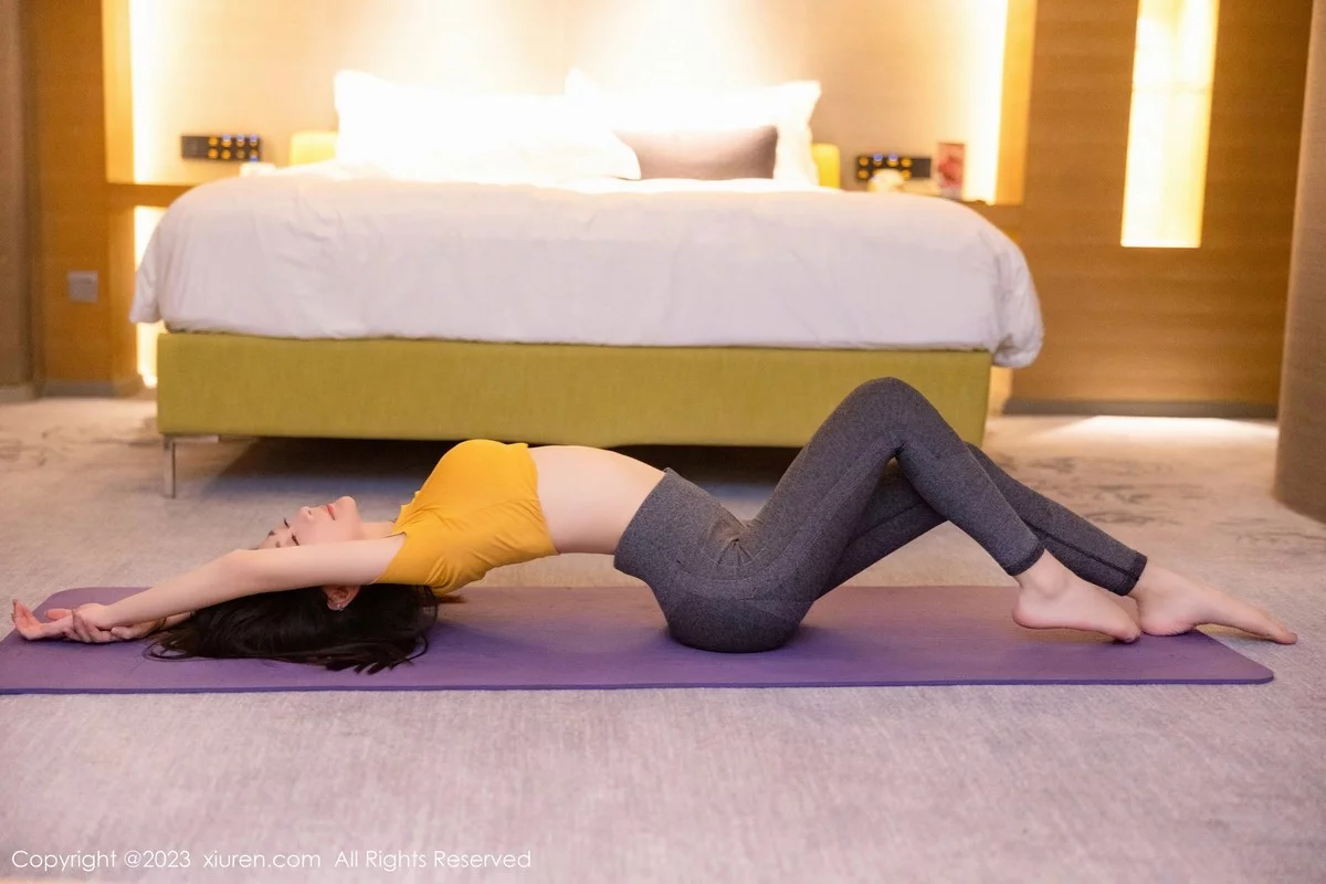 模特谢小蒽瑜伽运动主题黄色上衣配深灰紧身长裤撩人诱惑写真86P-第1章-图片1