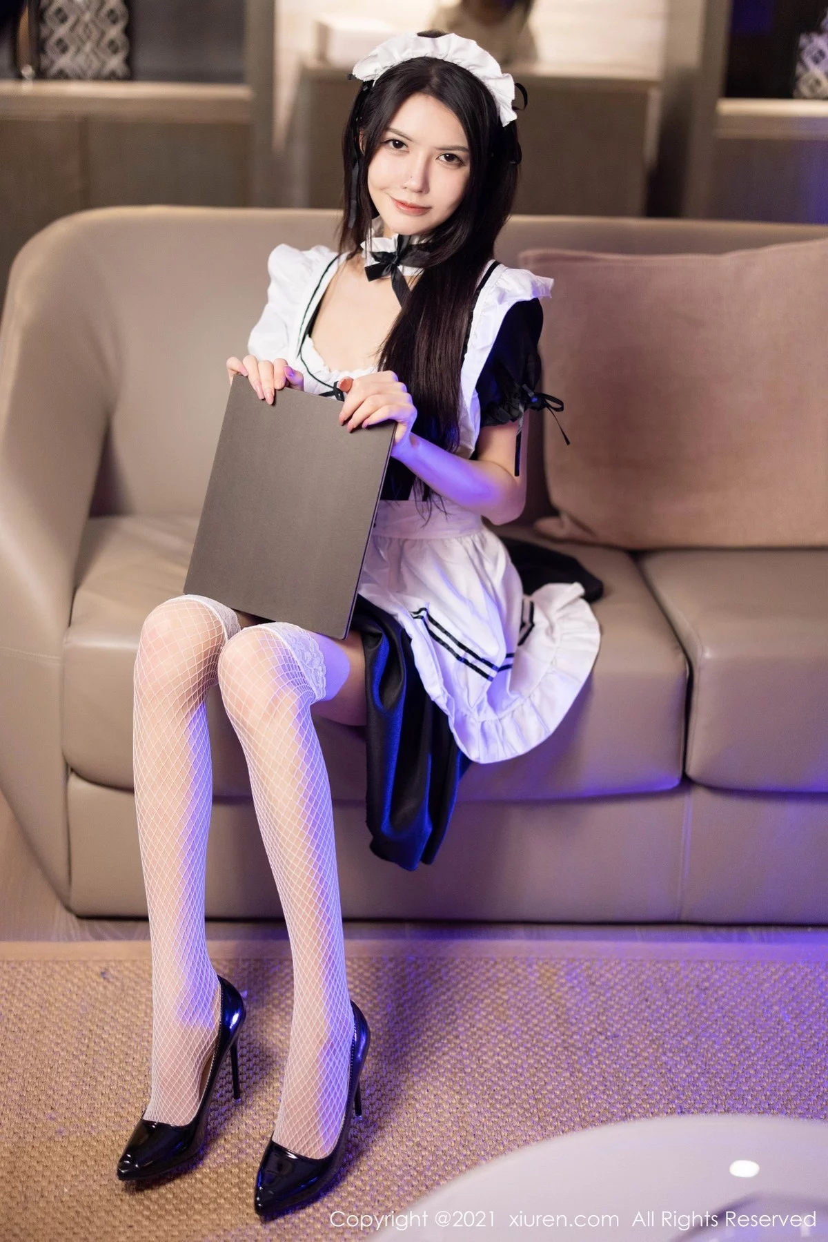 模特媛媛酱belle长三角旅拍私房女仆装配白丝网袜秀翘臀诱惑写真40P-第1章-图片1