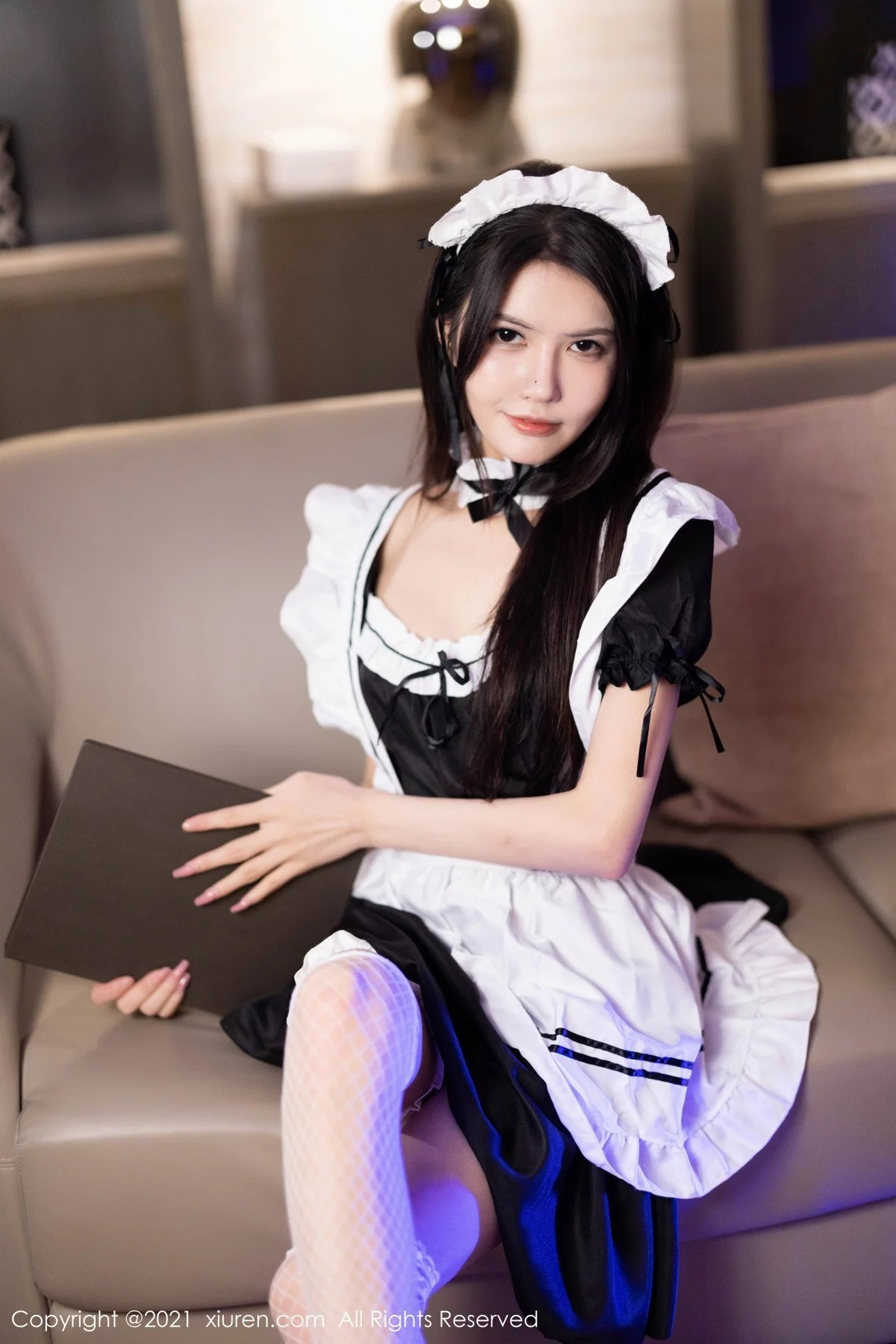 模特媛媛酱belle长三角旅拍私房女仆装配白丝网袜秀翘臀诱惑写真40P-第1章-图片2