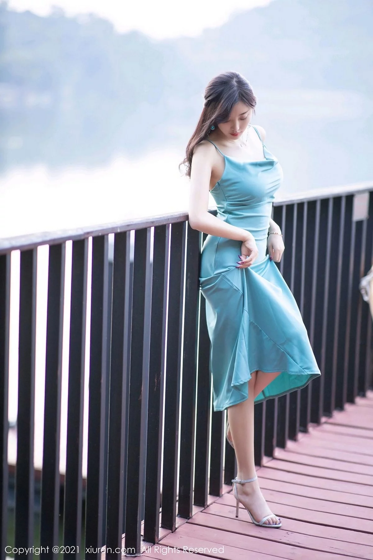 女神杨晨晨sugar私房典雅吊裙配蕾丝腿袜半撩秀翘臀诱惑写真67P-第1章-图片1