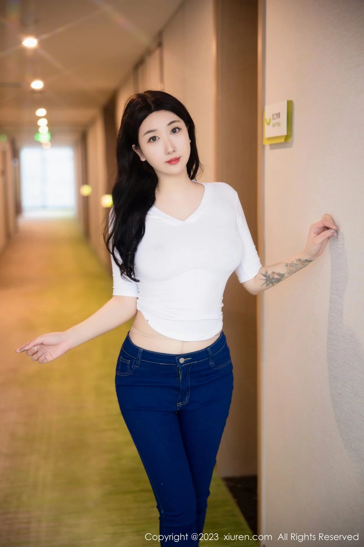 模特江真真白色上衣配牛仔裤露超薄无内肉丝秀翘臀诱惑写真83P-第1章-图片2