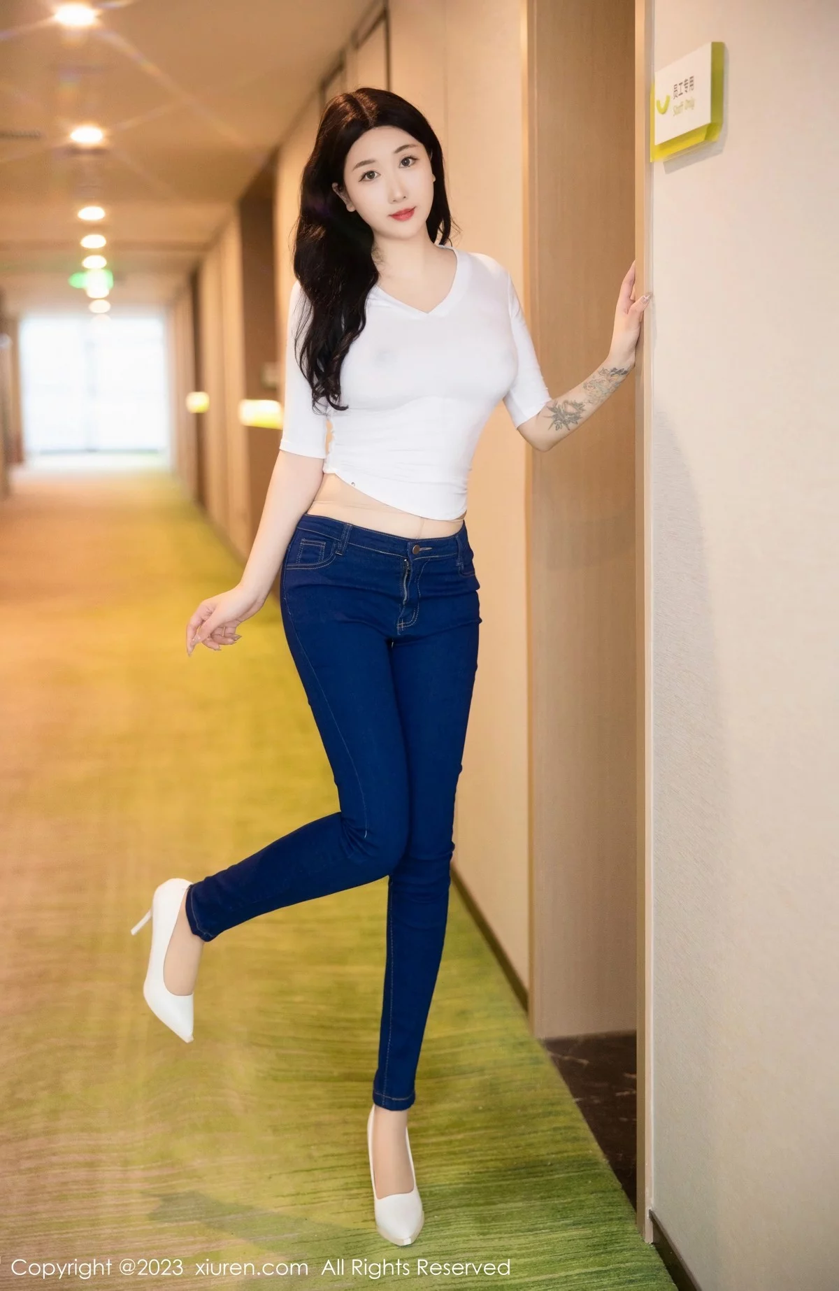 模特江真真白色上衣配牛仔裤露超薄无内肉丝秀翘臀诱惑写真83P-第1章-图片3