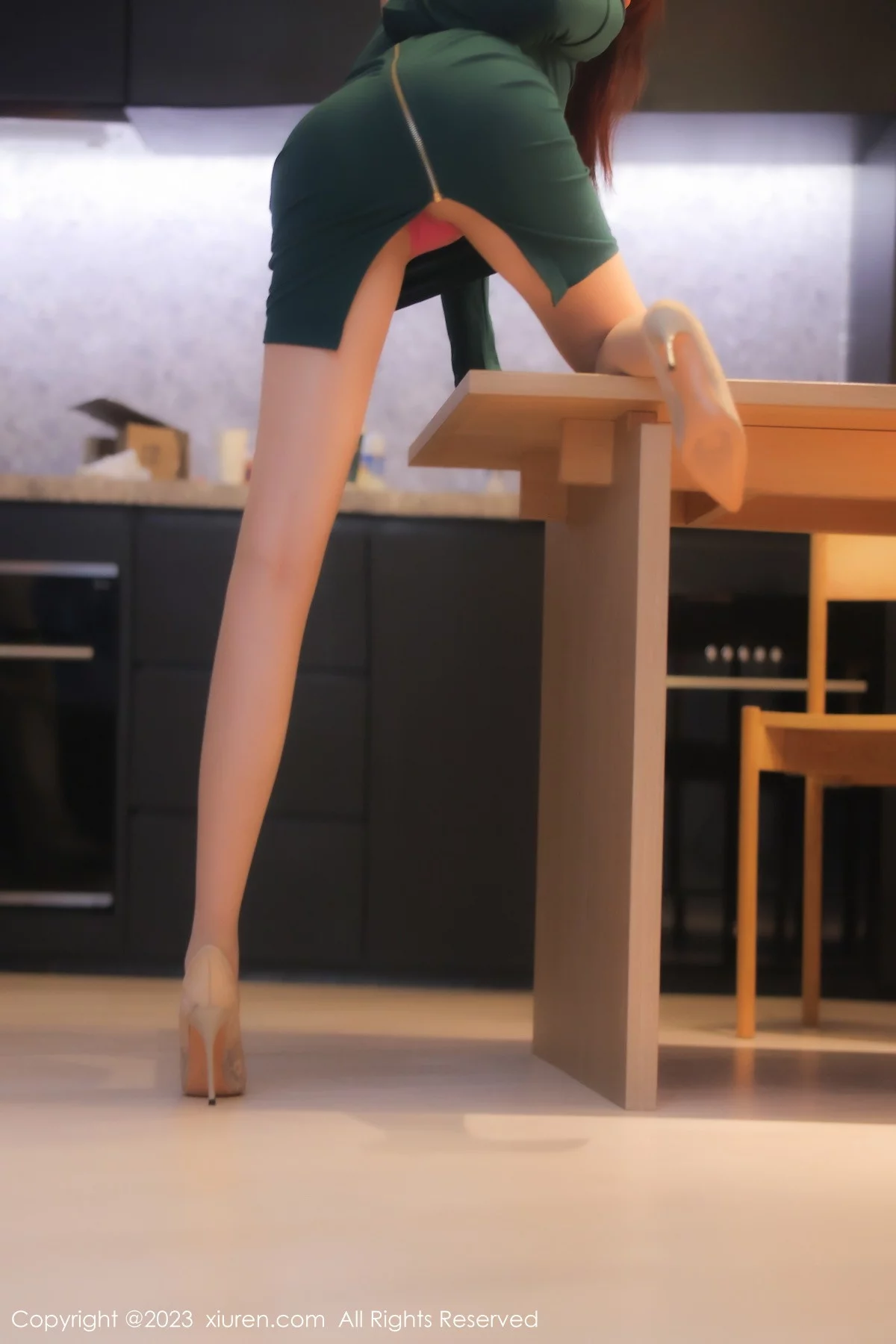 模特Arude薇薇暗绿收身连衣短裙露艳红内衣秀曼妙身姿诱惑写真60P-第1章-图片3