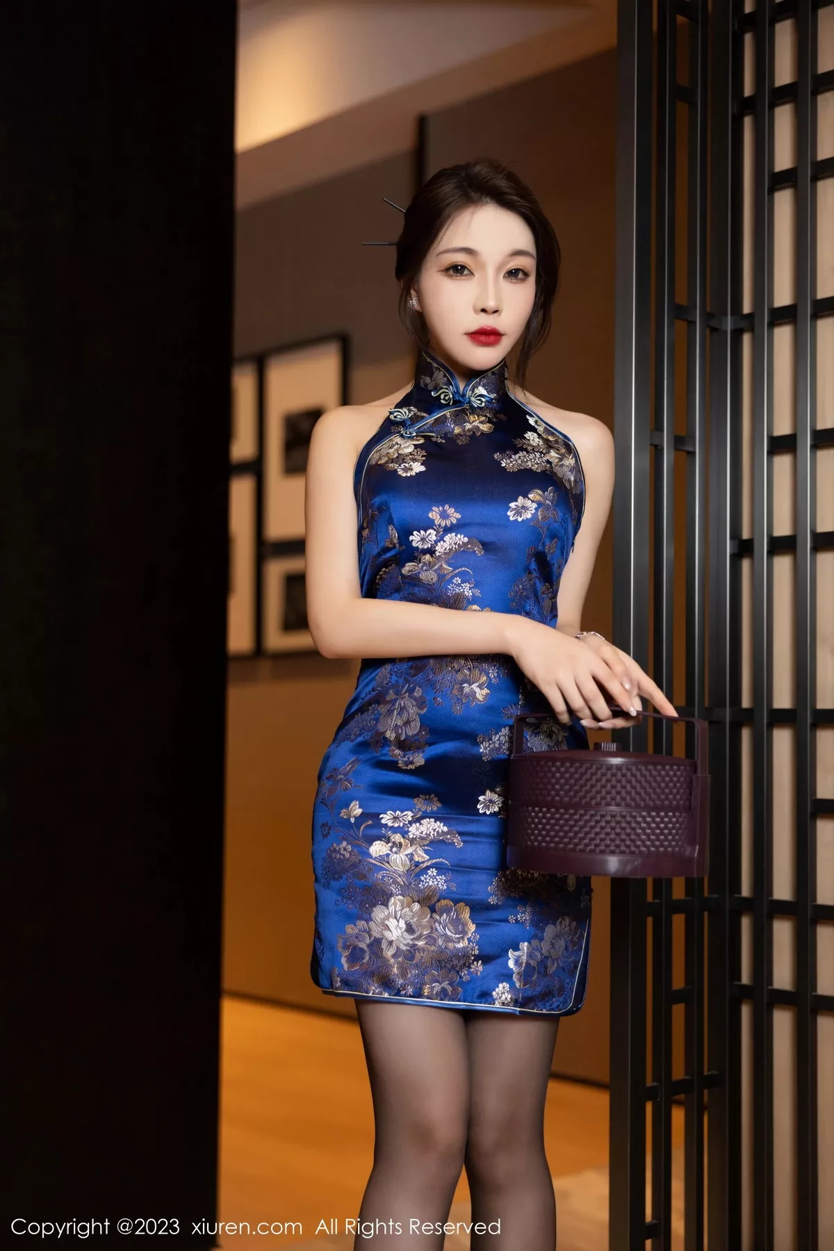 女神徐莉芝Booty蓝色旗袍服饰+黑色情趣服秀曼妙身姿诱惑写真91P-第1章-图片1