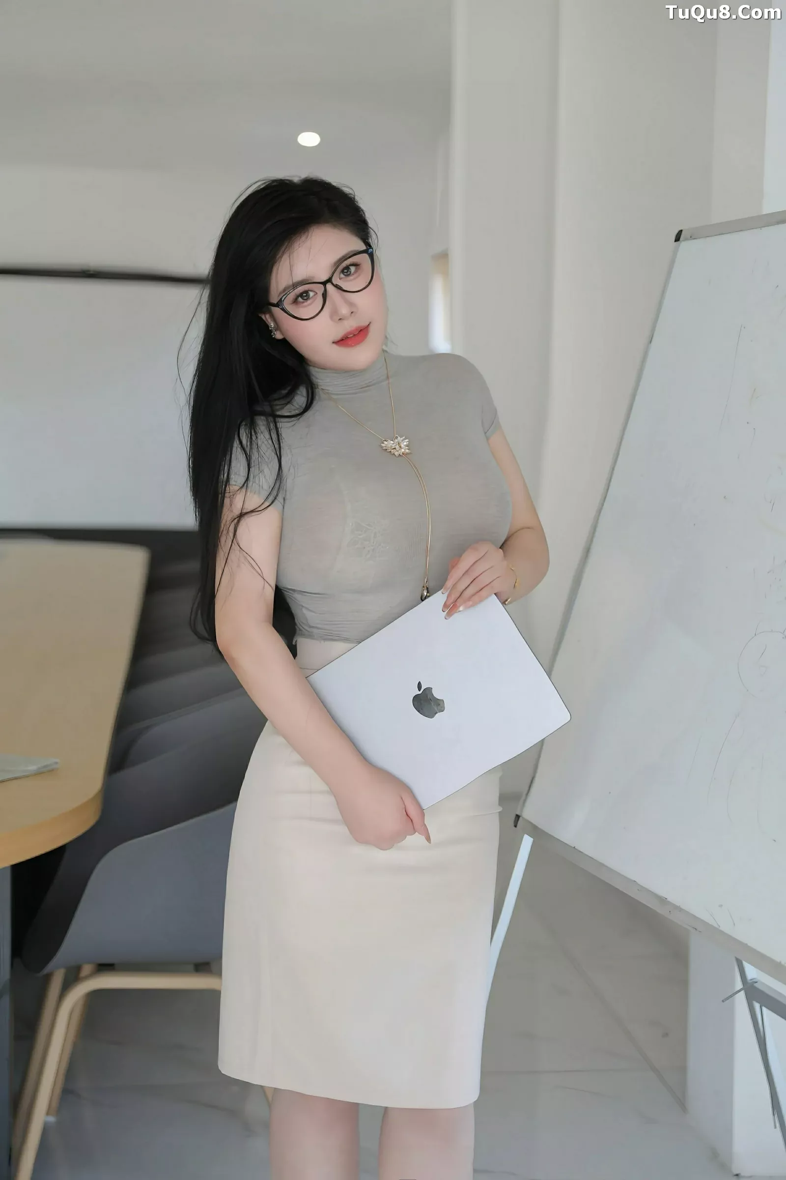 模特王婉悠Queen性感灰色OL服饰配超薄肉丝秀丰腴身姿诱惑写真80P-第1章-图片1