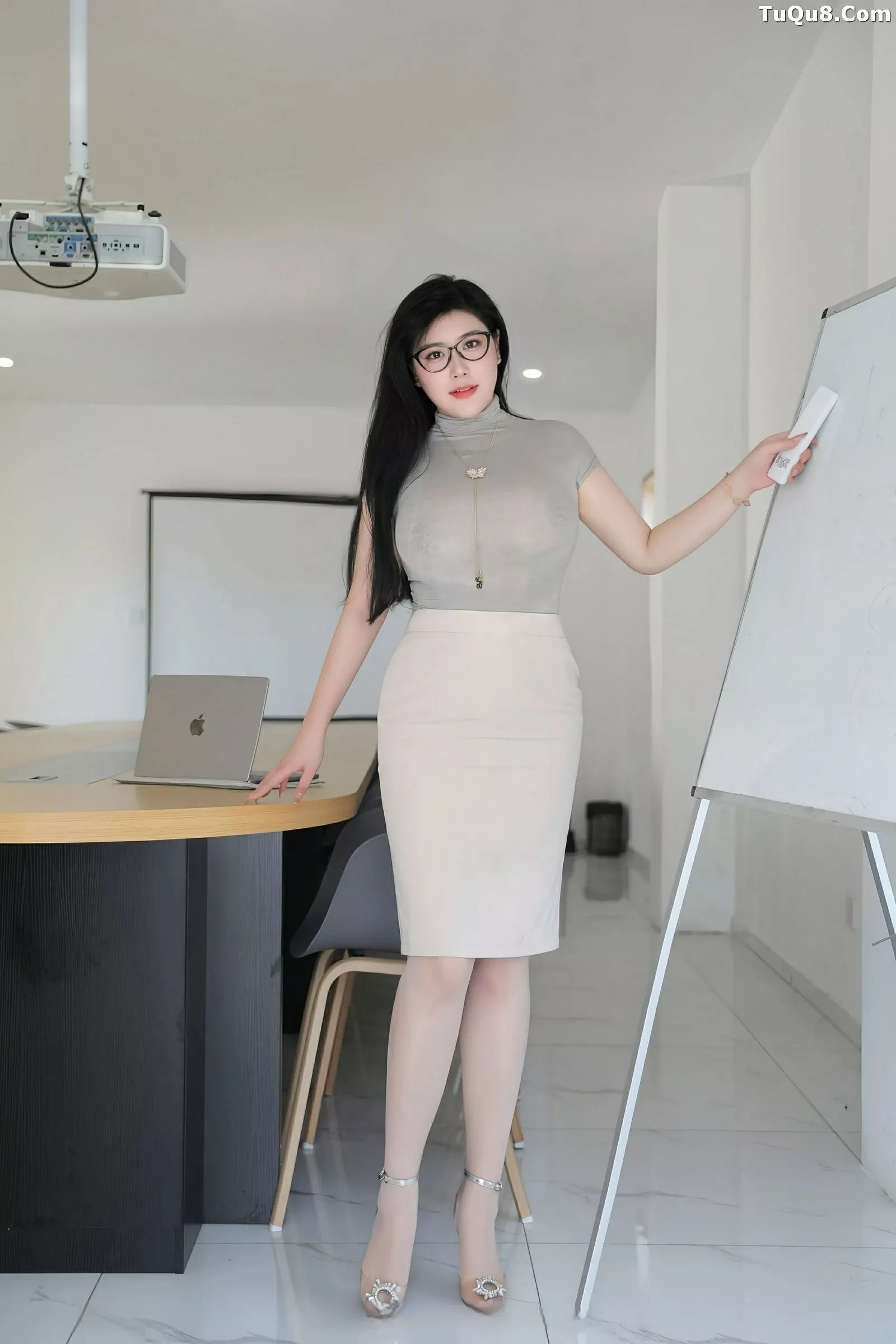 模特王婉悠Queen性感灰色OL服饰配超薄肉丝秀丰腴身姿诱惑写真80P-第1章-图片2