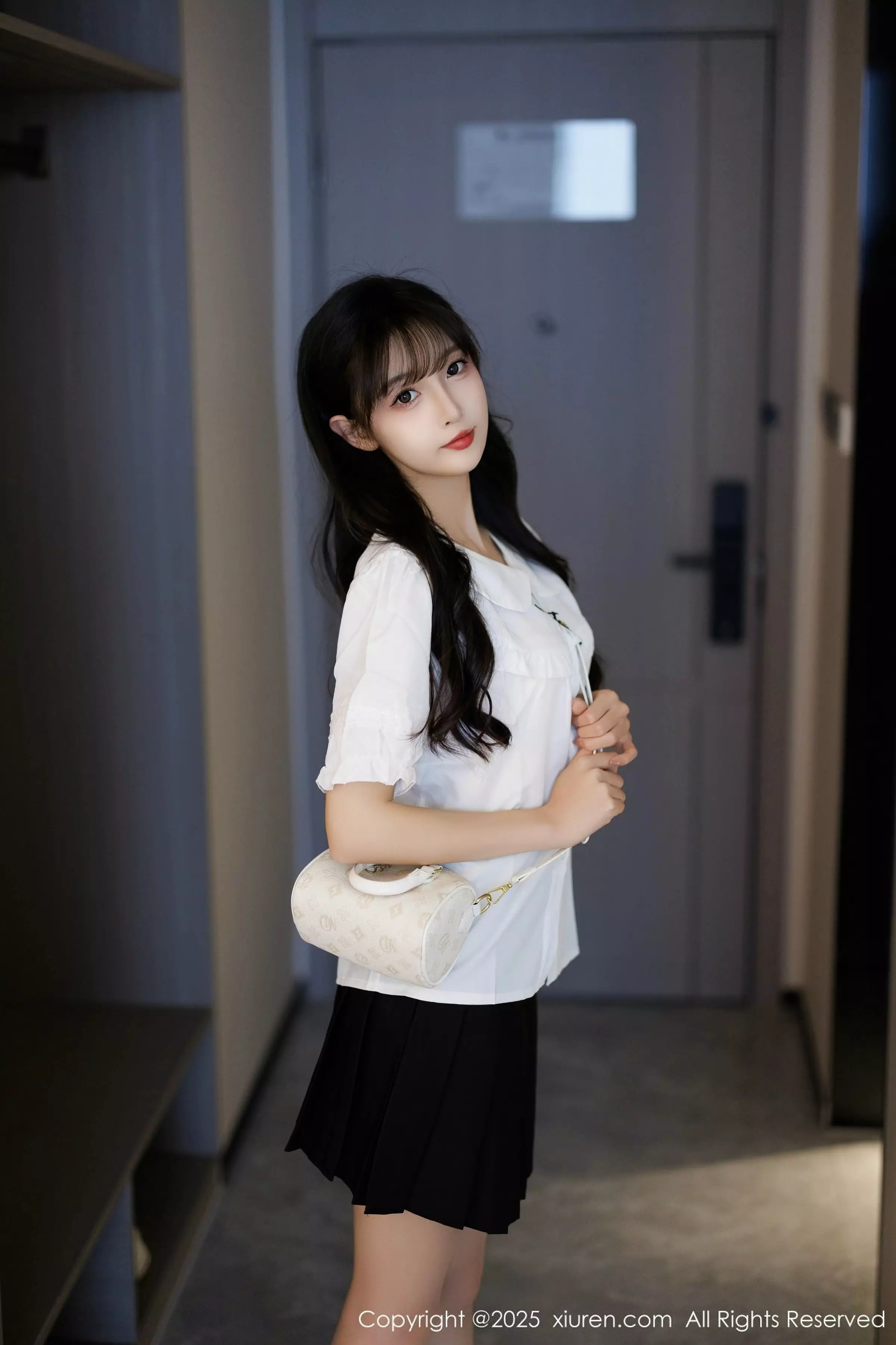 模特樱桃小阑子性感白色上衣配黑短裙秀曼妙身姿迷人诱惑写真83P-第1章-图片3