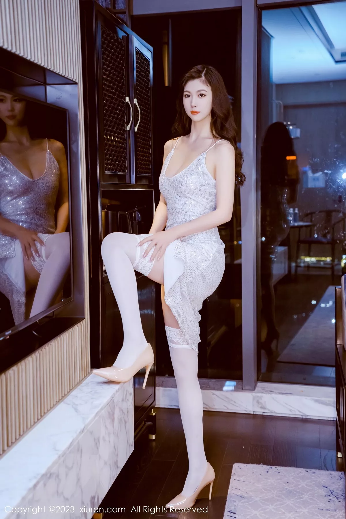 模特李雅柔182CM白色闪亮吊带裙配白丝袜秀高挑身材诱惑写真42P-第1章-图片1