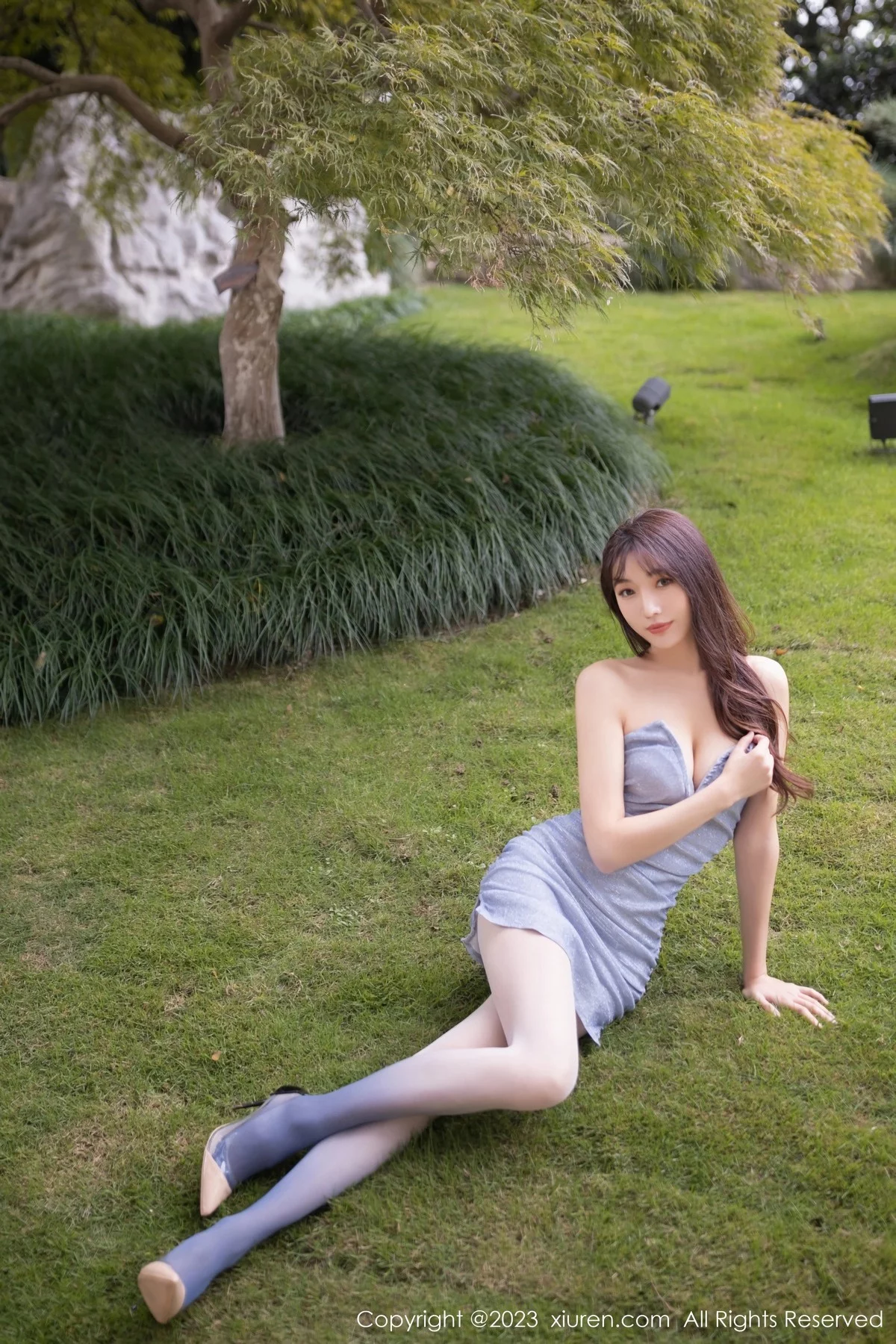 模特陆萱萱性感蓝灰露肩连身裙配渐变丝袜秀完美身材诱惑写真81P-第1章-图片3