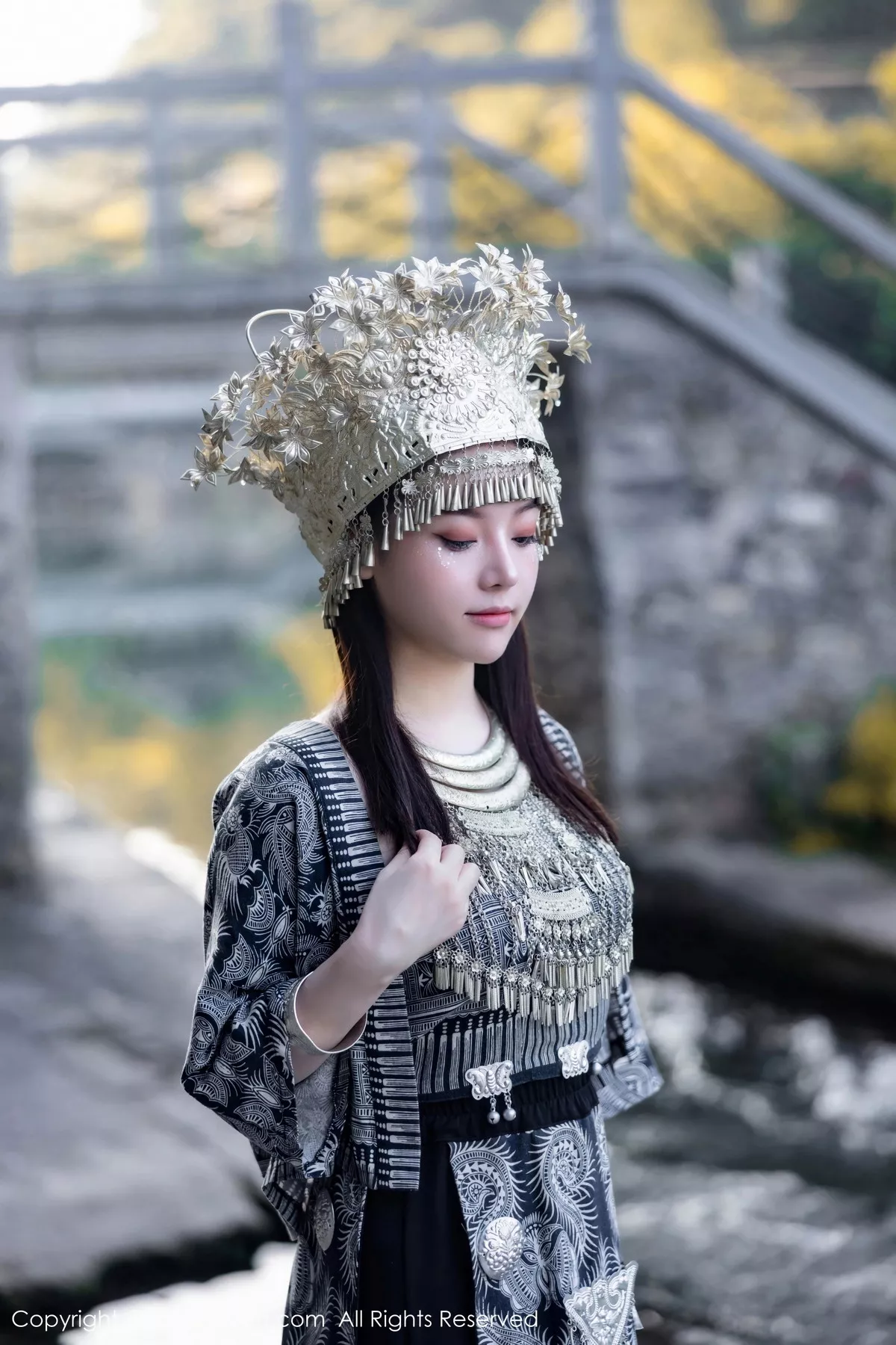 模特豆瓣酱户外性感银饰苗族服饰半脱秀丰腴身材完美诱惑写真82P-第1章-图片1