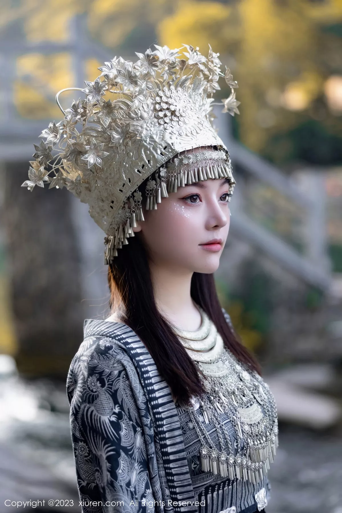 模特豆瓣酱户外性感银饰苗族服饰半脱秀丰腴身材完美诱惑写真82P-第1章-图片2