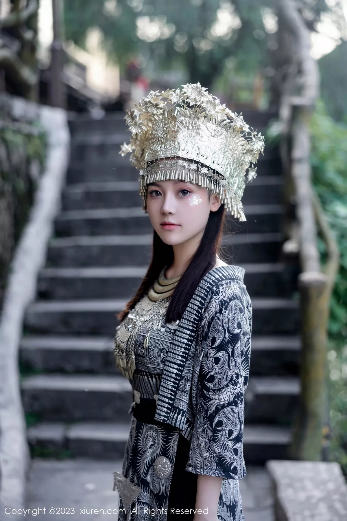 模特豆瓣酱户外性感银饰苗族服饰半脱秀丰腴身材完美诱惑写真82P-第1章-图片3