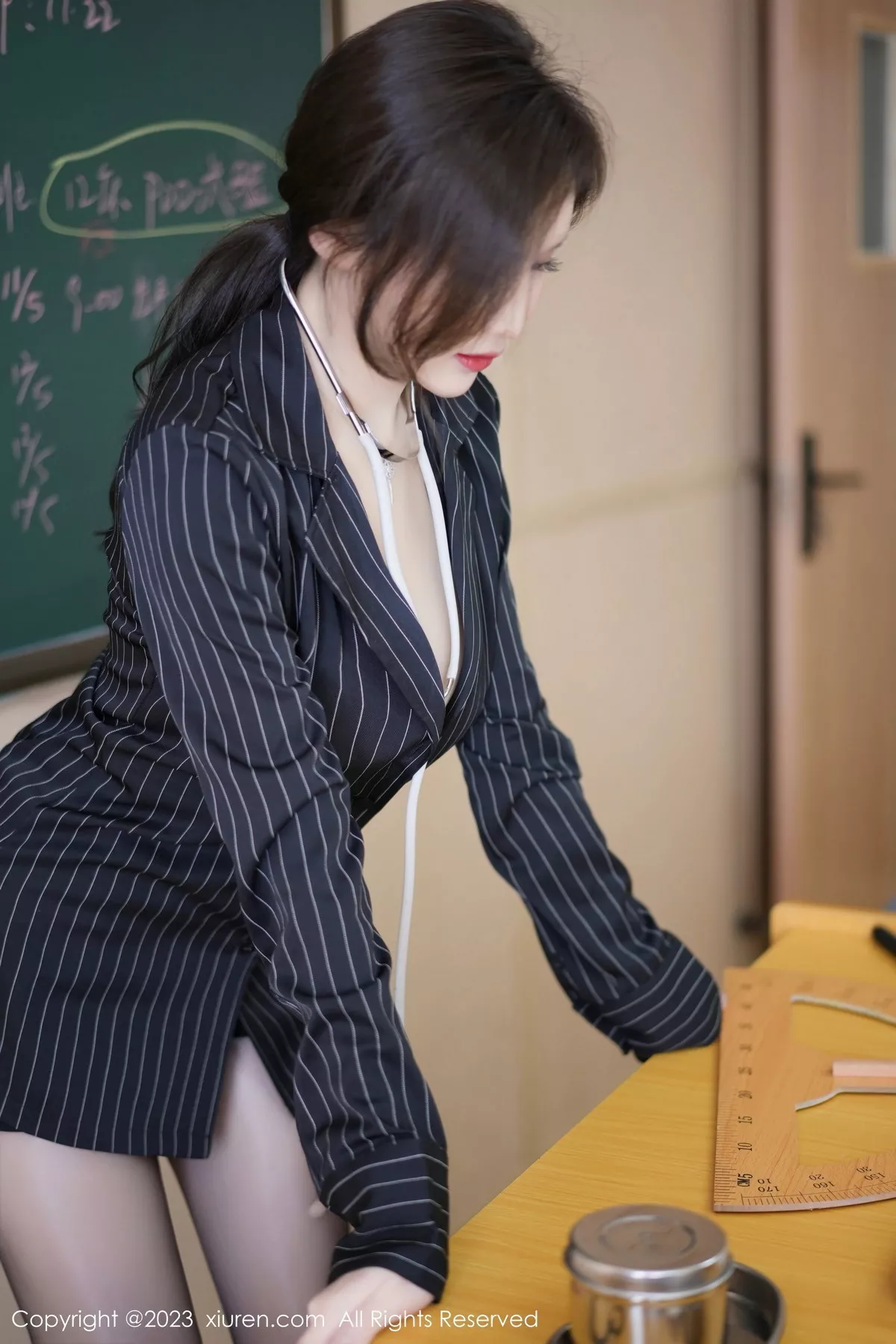 女神Carol周妍希深色条纹服饰配黑短裙半脱秀丰满身材诱惑写真73P-第1章-图片3