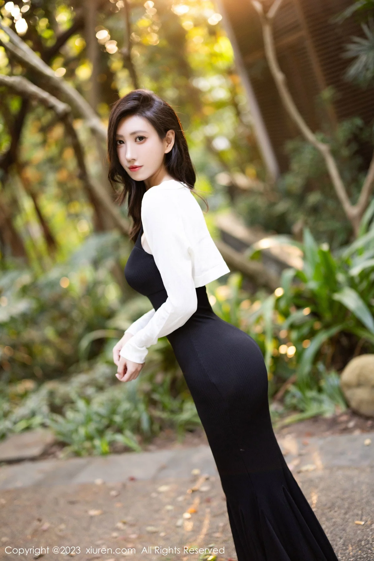 模特章芃芃户外场景性感黑色吊带长裙配魅惑黑丝秀美腿诱惑写真80P-第1章-图片2