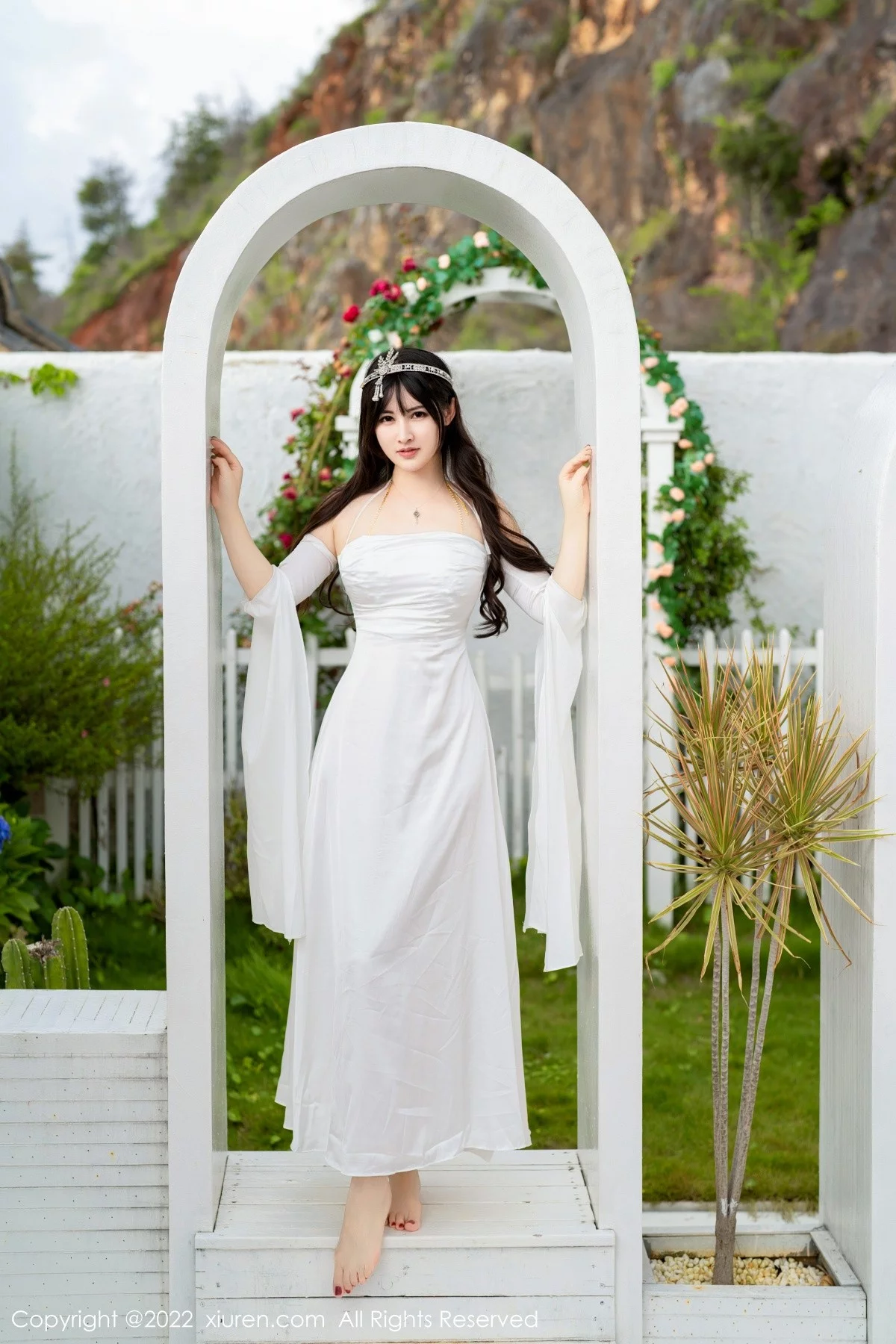 模特诗诗kiki大理旅拍白色露肩长裙秀诱人金色内衣惹火诱惑写真59P-第1章-图片1