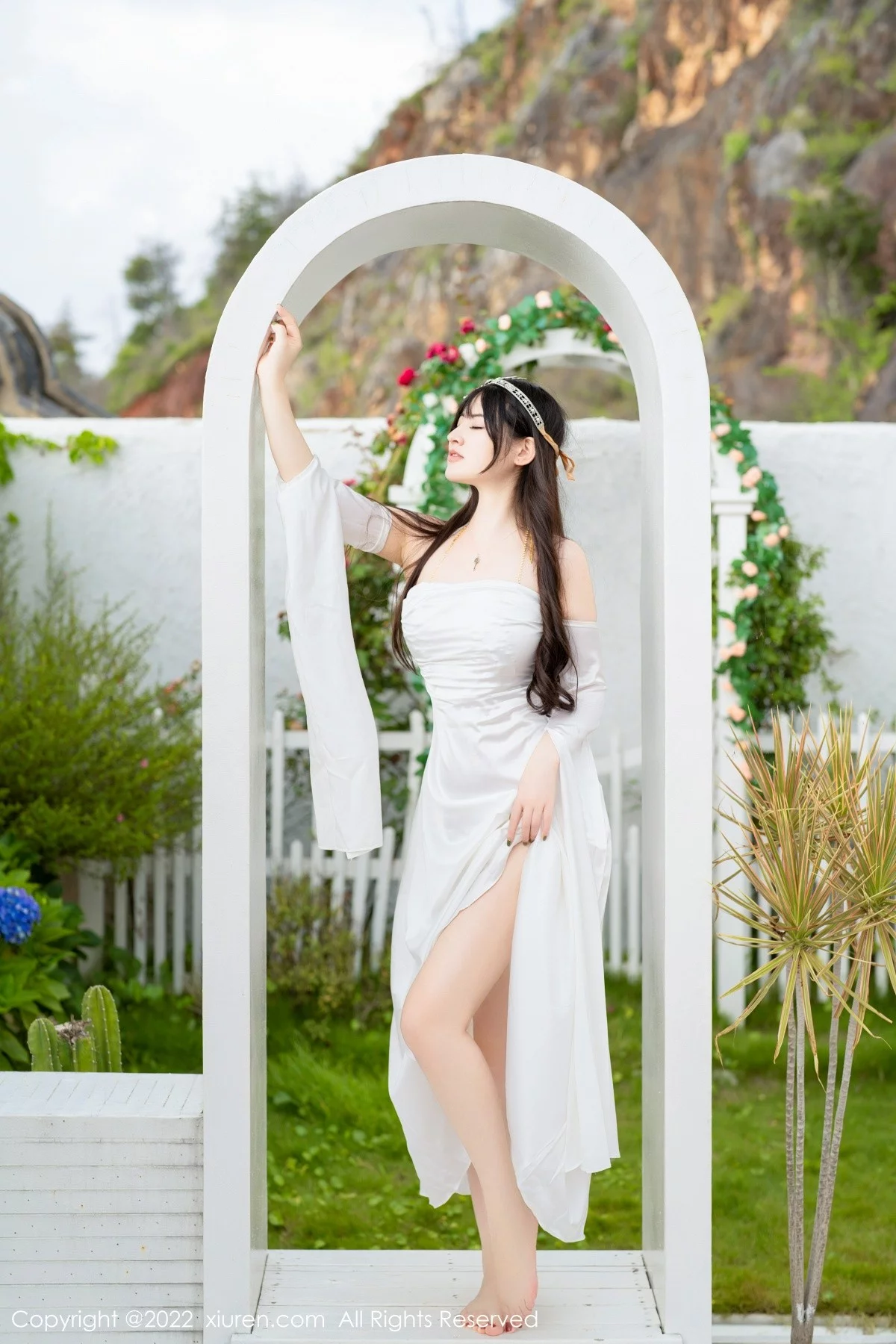 模特诗诗kiki大理旅拍白色露肩长裙秀诱人金色内衣惹火诱惑写真59P-第1章-图片3