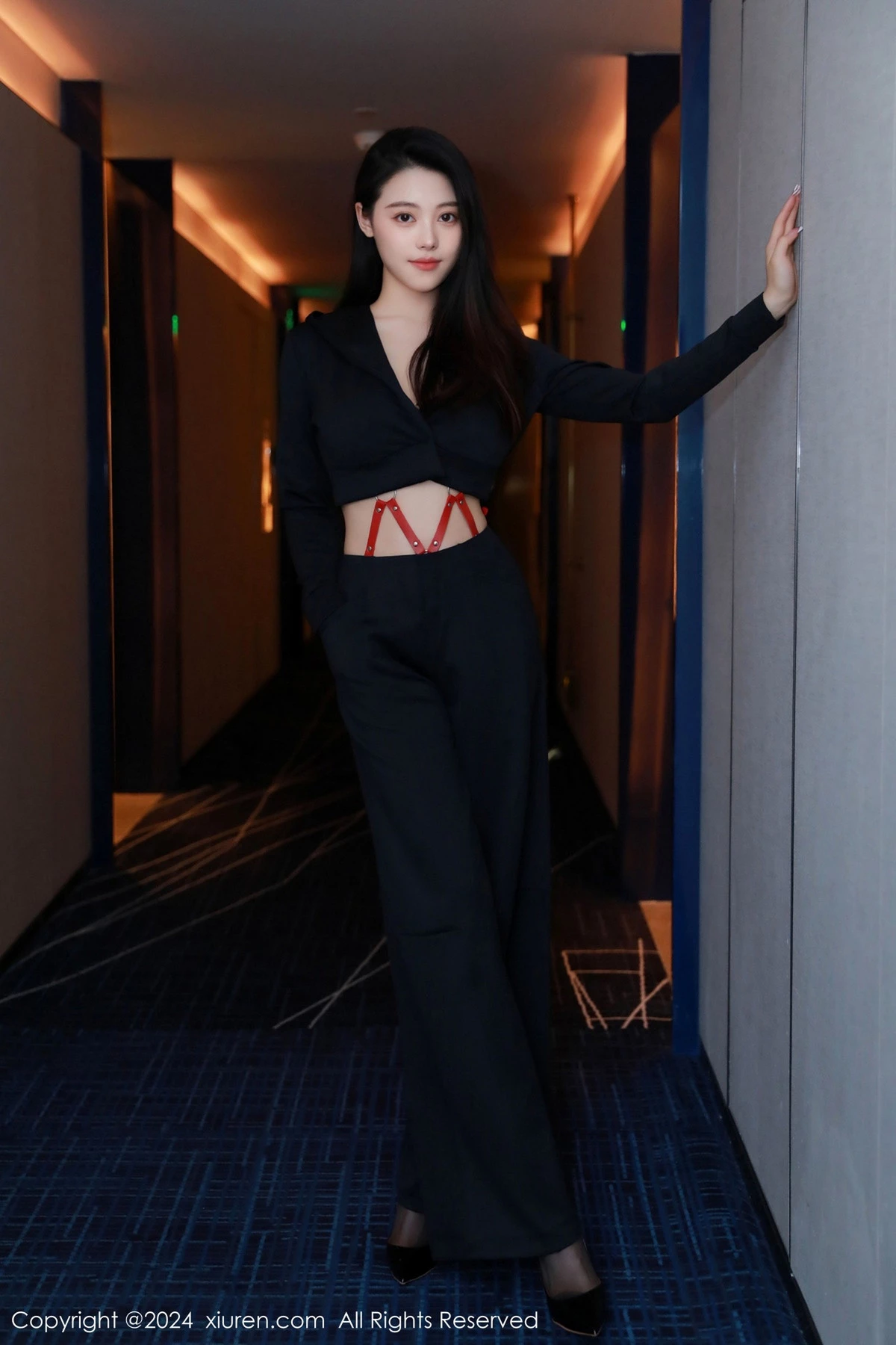 模特清妙捆绑主题红色带子情趣服饰配黑丝袜秀惹火身材诱惑写真80P-第1章-图片1