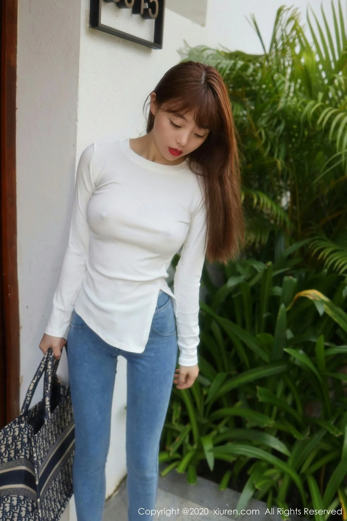 嫩模佘贝拉bella三亚旅拍紧身牛仔裤主题私房半脱露翘臀诱惑写真51P-第1章-图片3