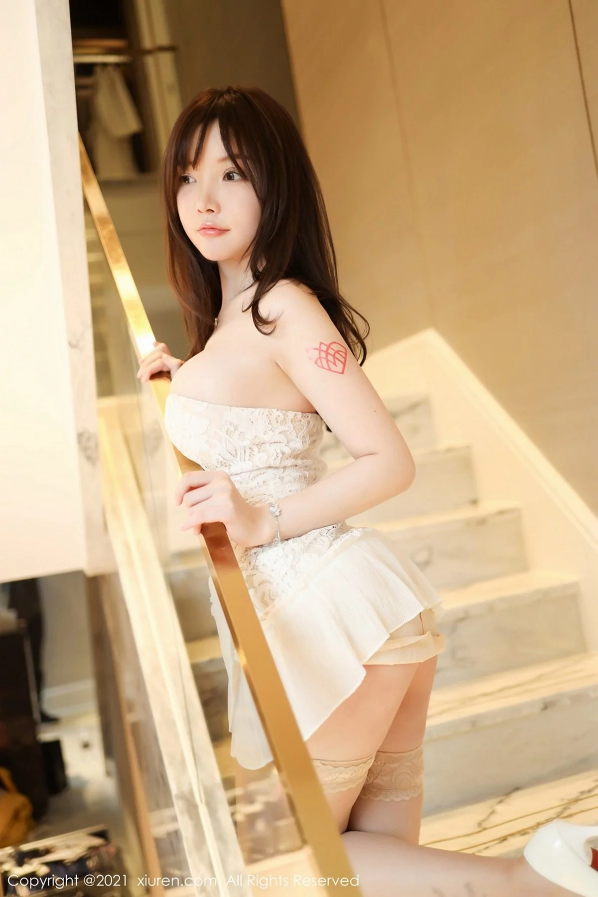 女神糯美子Mini楼梯间低胸白色连衣裙半撩露豪乳翘臀诱惑写真66P-第16章-图片2
