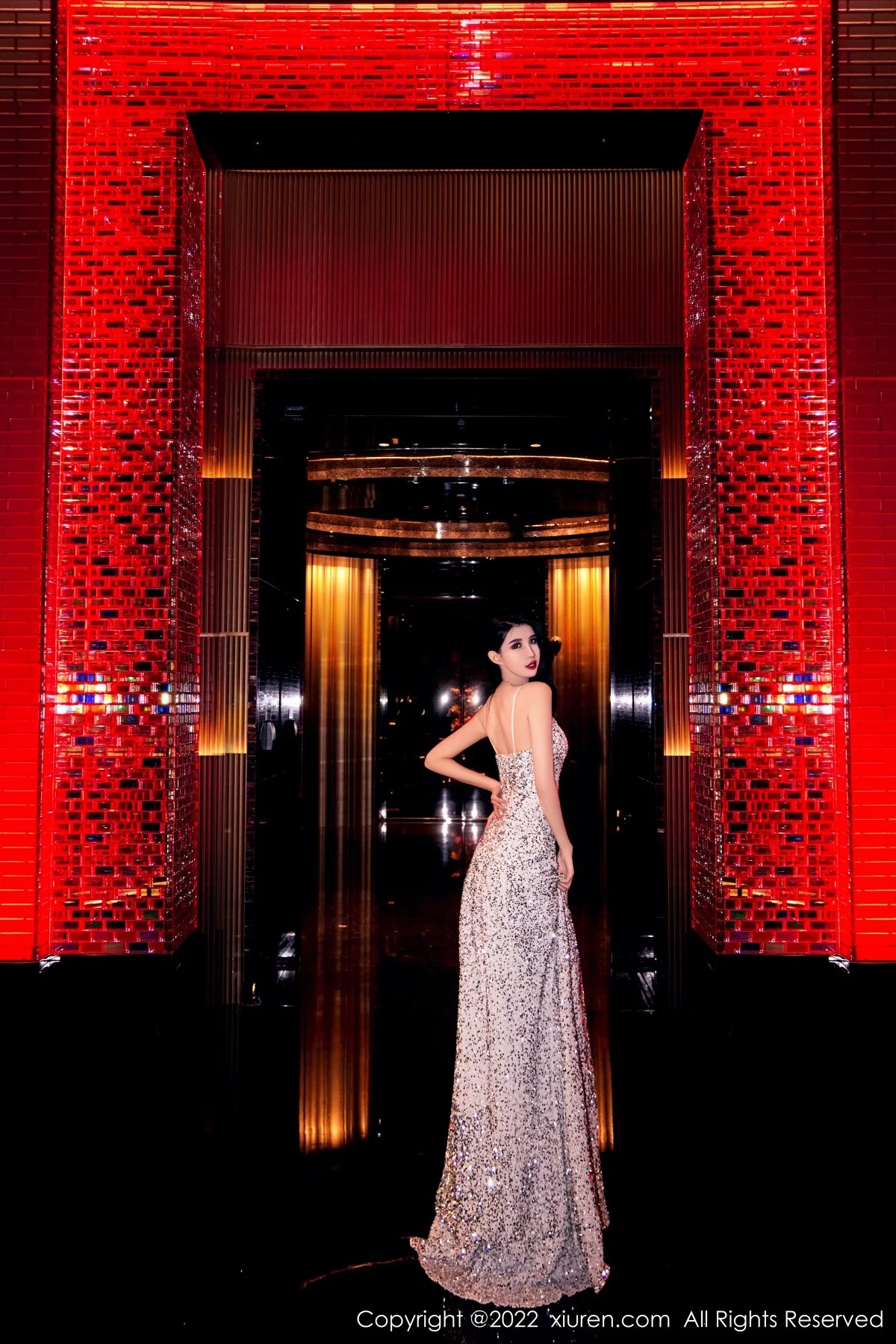 模特葛征西双版纳旅拍性感高开银色礼裙秀苗条身材诱惑写真51P-第1章-图片1