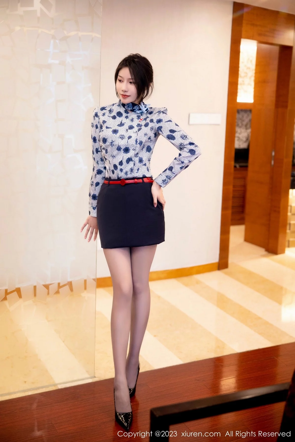 新人模特王楚璇脱空姐制服露黑色蕾丝内衣配超薄灰丝诱惑写真56P-第1章-图片2