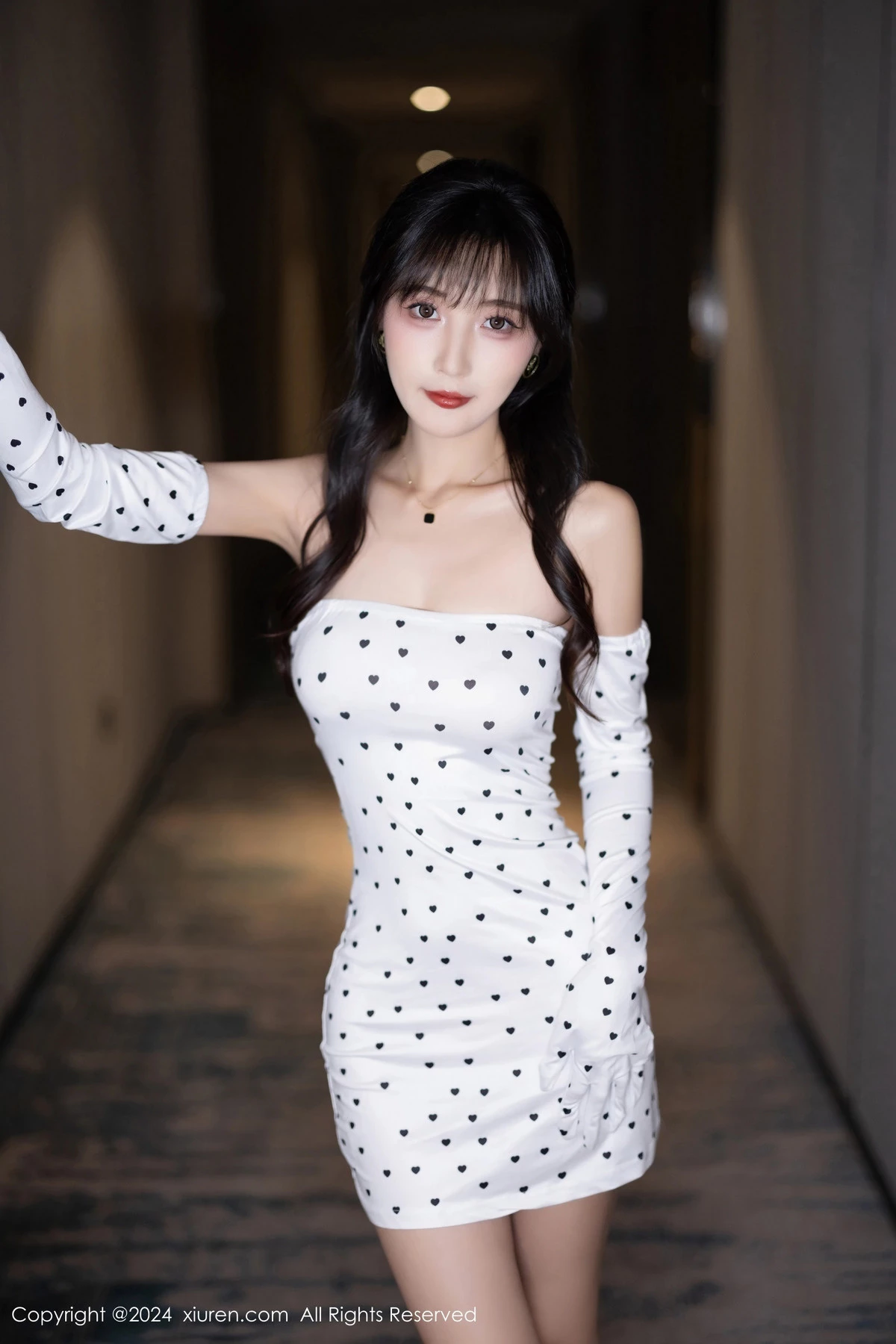 模特林星阑白色图案连衣短裙+银白情趣内衣秀曼妙身姿诱惑写真101P-第1章-图片2