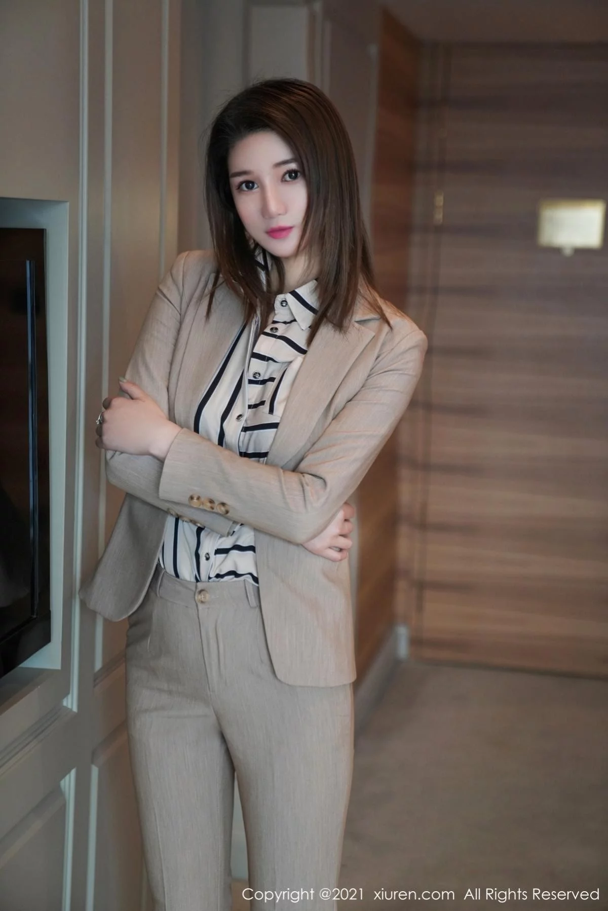 嫩模文芮jeninfer典雅职场OL主题半脱露开档黑丝裤袜秀翘臀诱惑写真58P-第4章-图片1