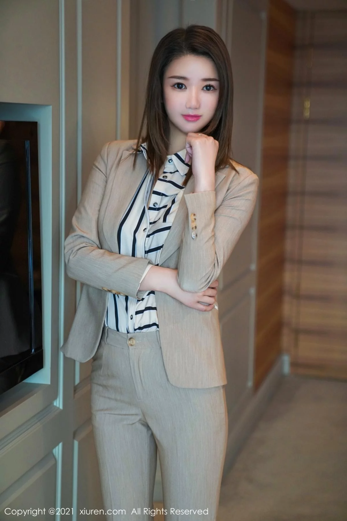 嫩模文芮jeninfer典雅职场OL主题半脱露开档黑丝裤袜秀翘臀诱惑写真58P-第4章-图片2