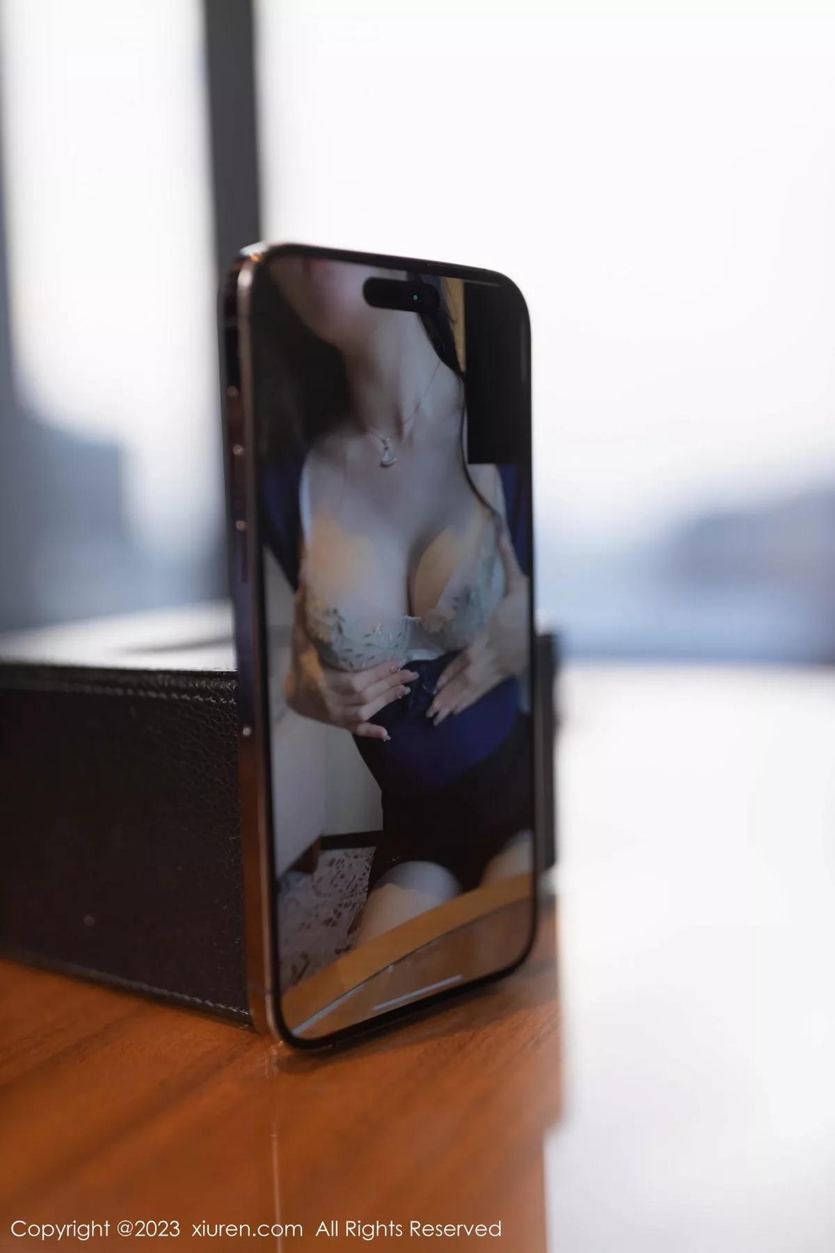 模特小逗逗性感蓝上衣配黑短裙露薄纱内衣配开档丝袜诱惑写真77P-第1章-图片2