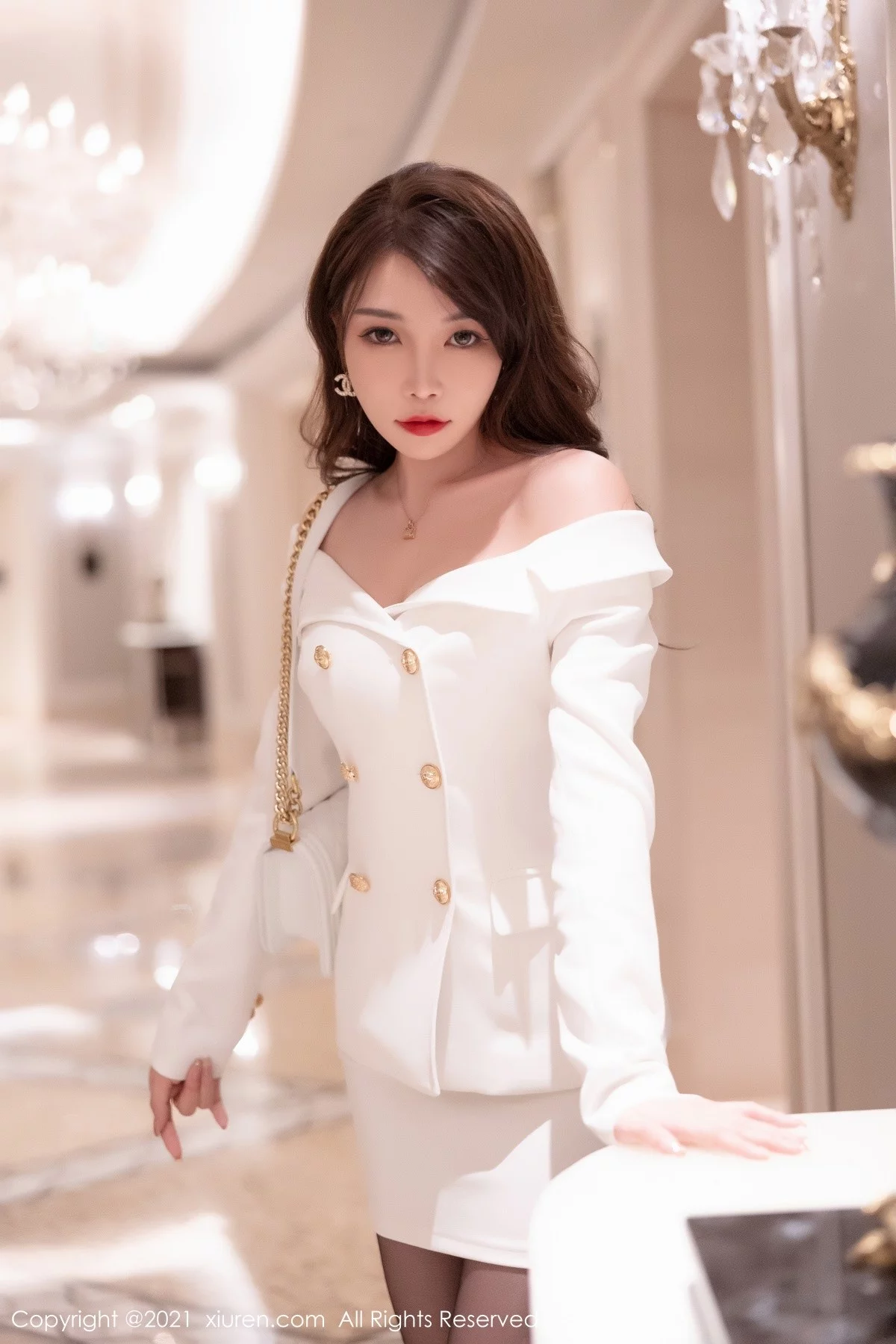 女神芝芝Booty深圳旅拍脱典雅服饰露性感内衣黑丝裤袜诱惑写真68P-第1章-图片3